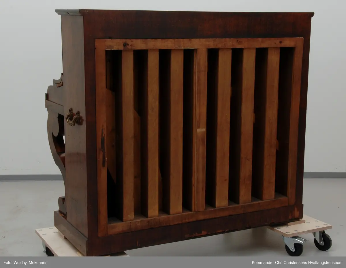 Piano i empire stil med buede føtter.