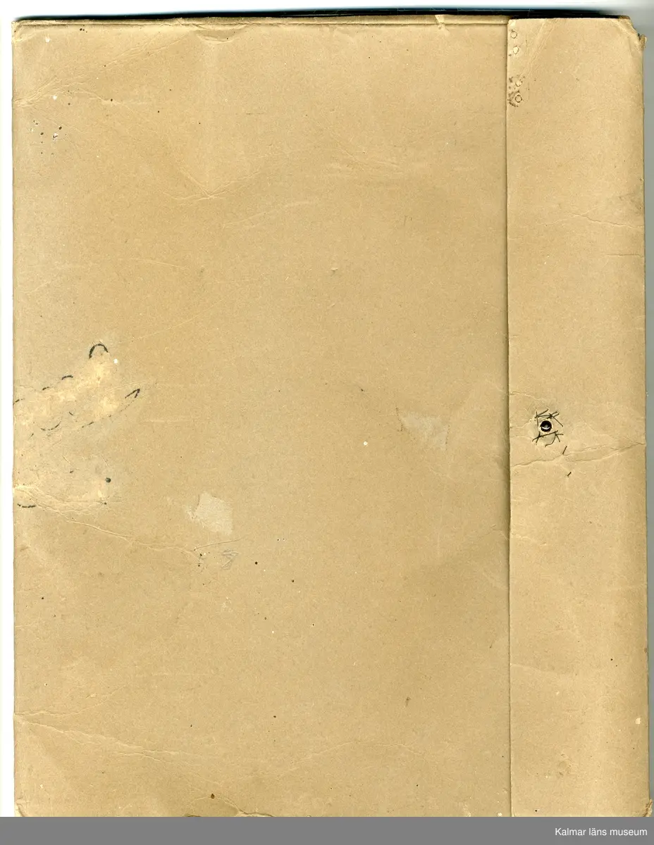 KLM 46244:1:1-7. Bok. Lärobok. Bestående av mapp med arbetsböcker. I mappen finns sex st. handskrivna arbetsböcker, två st. om tillskärning och fyra st. om mönsterkonstruktion, för herrkläder. 
:1. Mapp. Av brun kartong. Hemmagjord. Öppen i sidorna, överlappar längs ena långsidan och stängs med fastsydd svart tryckknapp. På baksidan handskriven text: Fredrik Nilsson Skrädderi Glömminge. Tydligen har Herbert återanvänt kartong som hans far använt.
:2. Arbetsbok i tillskärning, handskriven teori. Köpt linjerat skrivhäfte klätt i vitt omslagspapper. Handskriven text på framsidan: Teoretisk Teknik å Teknisk praktik undervisning i systemen Lanridge, Årelslaget, Clinax å Tegner. Skolan i Tillskärningskonst Göteborg 7. Herbert Nilsson. I övrigt klottrade ortsnamn på omslaget. Boken handlar om tillskärning för olika plagg och deras mönsterkonstruktion. Texten hänvisar till mönsterkonstruktionsritningar i arbetsböcker :4 - :7.
:3. Arbetsbok i tillskärning, handskriven teori. Boken består av linjerade ark som är ihopsydda till en bok/häfte. På framsidan handskriven text: Praktisk Teoretisk undervisning i Systemen minister å Tegner perkorespondans Skolan i Tillskärningskonst! Göteborg 7. Den 21 januari 1924! Herbert Nilsson. Boken handlar om tillskärning för olika plagg och deras mönsterkonstruktion. Texten hänvisar till mönsterkonstruktionsritningar i arbetsböcker :4 - :7.
:4. Arbetsbok i mönsterkonstruktion. Boken består av vita ark ihopsydda till en bok/häfte. Handskriven text på första sidan: "Tredje boken" praktisk Teoretisk undervisning i Ärmar - Västar (efter mått lagd på väst) Västar (efter mått lagd på kavaj) Skolan i Tillskärningskonst Göteborg 7 Den 21 januari 1924 Herbert Nilsson. Boken innehåller mönsterkonstruktionsritningar för olika typer av västar.
:5. Arbetsbok i mönsterkonstruktion. Boken består av vita ark ihopsydda till en bok/häfte. Handskriven text på första sidan: "Fjärde boken" "Bok I del I" Praktisk teoretisk undervisning i Systemen Minister å Tegner -per-korespondens- Skolan i Tillskärningskonst Göteborg 7 Herbert Nilsson Nytorgsgatan 23B Den 21 januari 1924. Boken innehåller mönsterkonstruktionsritningar för olika typer av kavajer.
:6. Arbetsbok i mönsterkonstruktion. Boken består av vita ark ihopsydda till en bok/häfte. Handskriven text på första sidan: "Fämte boken" "Bok III" Skolan i Tillskärningskonst Göteborg 7 Benkläder! Byxor å ridbyxor. Boken innehåller mönsterkonstruktionsritningar för olika typer av byxor, b.la. byxor för hjulbenta och kobenta.
:7. Arbetsbok i mönsterkonstruktion. Boken består av vita ark ihopsydda till en bok/häfte. Handskriven text på första sidan: Sjätte å Sjunde boken! "Bok IV" ytterplagg! skolan i tillskärningskonst Göteborg 7 Ulstrar å Överrockar! Samt "Livplagg". Boken innehåller mönsterkonstruktionsritningar för olika typer av ytterplagg.