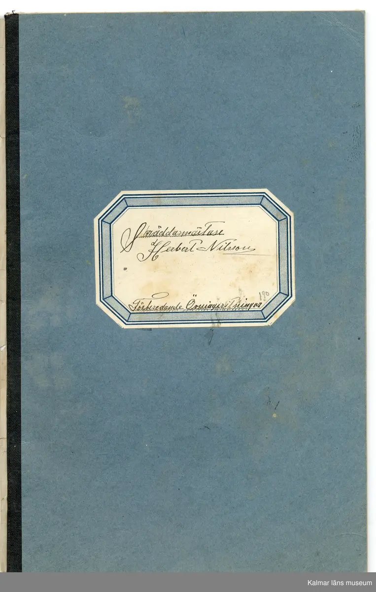 KLM 46244:1:1-7. Bok. Lärobok. Bestående av mapp med arbetsböcker. I mappen finns sex st. handskrivna arbetsböcker, två st. om tillskärning och fyra st. om mönsterkonstruktion, för herrkläder. 
:1. Mapp. Av brun kartong. Hemmagjord. Öppen i sidorna, överlappar längs ena långsidan och stängs med fastsydd svart tryckknapp. På baksidan handskriven text: Fredrik Nilsson Skrädderi Glömminge. Tydligen har Herbert återanvänt kartong som hans far använt.
:2. Arbetsbok i tillskärning, handskriven teori. Köpt linjerat skrivhäfte klätt i vitt omslagspapper. Handskriven text på framsidan: Teoretisk Teknik å Teknisk praktik undervisning i systemen Lanridge, Årelslaget, Clinax å Tegner. Skolan i Tillskärningskonst Göteborg 7. Herbert Nilsson. I övrigt klottrade ortsnamn på omslaget. Boken handlar om tillskärning för olika plagg och deras mönsterkonstruktion. Texten hänvisar till mönsterkonstruktionsritningar i arbetsböcker :4 - :7.
:3. Arbetsbok i tillskärning, handskriven teori. Boken består av linjerade ark som är ihopsydda till en bok/häfte. På framsidan handskriven text: Praktisk Teoretisk undervisning i Systemen minister å Tegner perkorespondans Skolan i Tillskärningskonst! Göteborg 7. Den 21 januari 1924! Herbert Nilsson. Boken handlar om tillskärning för olika plagg och deras mönsterkonstruktion. Texten hänvisar till mönsterkonstruktionsritningar i arbetsböcker :4 - :7.
:4. Arbetsbok i mönsterkonstruktion. Boken består av vita ark ihopsydda till en bok/häfte. Handskriven text på första sidan: "Tredje boken" praktisk Teoretisk undervisning i Ärmar - Västar (efter mått lagd på väst) Västar (efter mått lagd på kavaj) Skolan i Tillskärningskonst Göteborg 7 Den 21 januari 1924 Herbert Nilsson. Boken innehåller mönsterkonstruktionsritningar för olika typer av västar.
:5. Arbetsbok i mönsterkonstruktion. Boken består av vita ark ihopsydda till en bok/häfte. Handskriven text på första sidan: "Fjärde boken" "Bok I del I" Praktisk teoretisk undervisning i Systemen Minister å Tegner -per-korespondens- Skolan i Tillskärningskonst Göteborg 7 Herbert Nilsson Nytorgsgatan 23B Den 21 januari 1924. Boken innehåller mönsterkonstruktionsritningar för olika typer av kavajer.
:6. Arbetsbok i mönsterkonstruktion. Boken består av vita ark ihopsydda till en bok/häfte. Handskriven text på första sidan: "Fämte boken" "Bok III" Skolan i Tillskärningskonst Göteborg 7 Benkläder! Byxor å ridbyxor. Boken innehåller mönsterkonstruktionsritningar för olika typer av byxor, b.la. byxor för hjulbenta och kobenta.
:7. Arbetsbok i mönsterkonstruktion. Boken består av vita ark ihopsydda till en bok/häfte. Handskriven text på första sidan: Sjätte å Sjunde boken! "Bok IV" ytterplagg! skolan i tillskärningskonst Göteborg 7 Ulstrar å Överrockar! Samt "Livplagg". Boken innehåller mönsterkonstruktionsritningar för olika typer av ytterplagg.