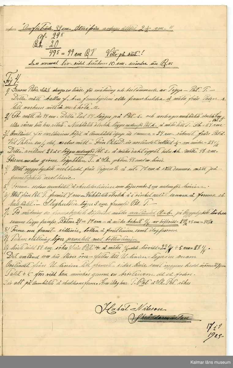 KLM 46244:1:1-7. Bok. Lärobok. Bestående av mapp med arbetsböcker. I mappen finns sex st. handskrivna arbetsböcker, två st. om tillskärning och fyra st. om mönsterkonstruktion, för herrkläder. 
:1. Mapp. Av brun kartong. Hemmagjord. Öppen i sidorna, överlappar längs ena långsidan och stängs med fastsydd svart tryckknapp. På baksidan handskriven text: Fredrik Nilsson Skrädderi Glömminge. Tydligen har Herbert återanvänt kartong som hans far använt.
:2. Arbetsbok i tillskärning, handskriven teori. Köpt linjerat skrivhäfte klätt i vitt omslagspapper. Handskriven text på framsidan: Teoretisk Teknik å Teknisk praktik undervisning i systemen Lanridge, Årelslaget, Clinax å Tegner. Skolan i Tillskärningskonst Göteborg 7. Herbert Nilsson. I övrigt klottrade ortsnamn på omslaget. Boken handlar om tillskärning för olika plagg och deras mönsterkonstruktion. Texten hänvisar till mönsterkonstruktionsritningar i arbetsböcker :4 - :7.
:3. Arbetsbok i tillskärning, handskriven teori. Boken består av linjerade ark som är ihopsydda till en bok/häfte. På framsidan handskriven text: Praktisk Teoretisk undervisning i Systemen minister å Tegner perkorespondans Skolan i Tillskärningskonst! Göteborg 7. Den 21 januari 1924! Herbert Nilsson. Boken handlar om tillskärning för olika plagg och deras mönsterkonstruktion. Texten hänvisar till mönsterkonstruktionsritningar i arbetsböcker :4 - :7.
:4. Arbetsbok i mönsterkonstruktion. Boken består av vita ark ihopsydda till en bok/häfte. Handskriven text på första sidan: "Tredje boken" praktisk Teoretisk undervisning i Ärmar - Västar (efter mått lagd på väst) Västar (efter mått lagd på kavaj) Skolan i Tillskärningskonst Göteborg 7 Den 21 januari 1924 Herbert Nilsson. Boken innehåller mönsterkonstruktionsritningar för olika typer av västar.
:5. Arbetsbok i mönsterkonstruktion. Boken består av vita ark ihopsydda till en bok/häfte. Handskriven text på första sidan: "Fjärde boken" "Bok I del I" Praktisk teoretisk undervisning i Systemen Minister å Tegner -per-korespondens- Skolan i Tillskärningskonst Göteborg 7 Herbert Nilsson Nytorgsgatan 23B Den 21 januari 1924. Boken innehåller mönsterkonstruktionsritningar för olika typer av kavajer.
:6. Arbetsbok i mönsterkonstruktion. Boken består av vita ark ihopsydda till en bok/häfte. Handskriven text på första sidan: "Fämte boken" "Bok III" Skolan i Tillskärningskonst Göteborg 7 Benkläder! Byxor å ridbyxor. Boken innehåller mönsterkonstruktionsritningar för olika typer av byxor, b.la. byxor för hjulbenta och kobenta.
:7. Arbetsbok i mönsterkonstruktion. Boken består av vita ark ihopsydda till en bok/häfte. Handskriven text på första sidan: Sjätte å Sjunde boken! "Bok IV" ytterplagg! skolan i tillskärningskonst Göteborg 7 Ulstrar å Överrockar! Samt "Livplagg". Boken innehåller mönsterkonstruktionsritningar för olika typer av ytterplagg.