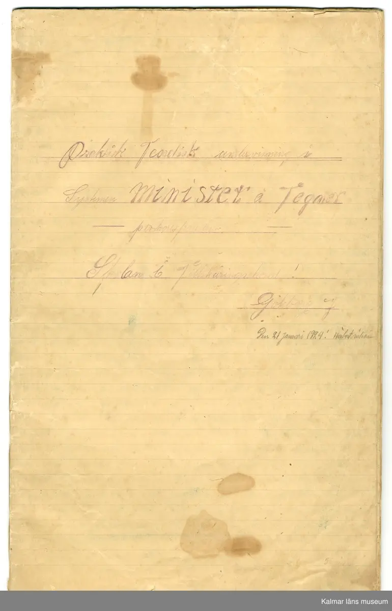 KLM 46244:1:1-7. Bok. Lärobok. Bestående av mapp med arbetsböcker. I mappen finns sex st. handskrivna arbetsböcker, två st. om tillskärning och fyra st. om mönsterkonstruktion, för herrkläder. 
:1. Mapp. Av brun kartong. Hemmagjord. Öppen i sidorna, överlappar längs ena långsidan och stängs med fastsydd svart tryckknapp. På baksidan handskriven text: Fredrik Nilsson Skrädderi Glömminge. Tydligen har Herbert återanvänt kartong som hans far använt.
:2. Arbetsbok i tillskärning, handskriven teori. Köpt linjerat skrivhäfte klätt i vitt omslagspapper. Handskriven text på framsidan: Teoretisk Teknik å Teknisk praktik undervisning i systemen Lanridge, Årelslaget, Clinax å Tegner. Skolan i Tillskärningskonst Göteborg 7. Herbert Nilsson. I övrigt klottrade ortsnamn på omslaget. Boken handlar om tillskärning för olika plagg och deras mönsterkonstruktion. Texten hänvisar till mönsterkonstruktionsritningar i arbetsböcker :4 - :7.
:3. Arbetsbok i tillskärning, handskriven teori. Boken består av linjerade ark som är ihopsydda till en bok/häfte. På framsidan handskriven text: Praktisk Teoretisk undervisning i Systemen minister å Tegner perkorespondans Skolan i Tillskärningskonst! Göteborg 7. Den 21 januari 1924! Herbert Nilsson. Boken handlar om tillskärning för olika plagg och deras mönsterkonstruktion. Texten hänvisar till mönsterkonstruktionsritningar i arbetsböcker :4 - :7.
:4. Arbetsbok i mönsterkonstruktion. Boken består av vita ark ihopsydda till en bok/häfte. Handskriven text på första sidan: "Tredje boken" praktisk Teoretisk undervisning i Ärmar - Västar (efter mått lagd på väst) Västar (efter mått lagd på kavaj) Skolan i Tillskärningskonst Göteborg 7 Den 21 januari 1924 Herbert Nilsson. Boken innehåller mönsterkonstruktionsritningar för olika typer av västar.
:5. Arbetsbok i mönsterkonstruktion. Boken består av vita ark ihopsydda till en bok/häfte. Handskriven text på första sidan: "Fjärde boken" "Bok I del I" Praktisk teoretisk undervisning i Systemen Minister å Tegner -per-korespondens- Skolan i Tillskärningskonst Göteborg 7 Herbert Nilsson Nytorgsgatan 23B Den 21 januari 1924. Boken innehåller mönsterkonstruktionsritningar för olika typer av kavajer.
:6. Arbetsbok i mönsterkonstruktion. Boken består av vita ark ihopsydda till en bok/häfte. Handskriven text på första sidan: "Fämte boken" "Bok III" Skolan i Tillskärningskonst Göteborg 7 Benkläder! Byxor å ridbyxor. Boken innehåller mönsterkonstruktionsritningar för olika typer av byxor, b.la. byxor för hjulbenta och kobenta.
:7. Arbetsbok i mönsterkonstruktion. Boken består av vita ark ihopsydda till en bok/häfte. Handskriven text på första sidan: Sjätte å Sjunde boken! "Bok IV" ytterplagg! skolan i tillskärningskonst Göteborg 7 Ulstrar å Överrockar! Samt "Livplagg". Boken innehåller mönsterkonstruktionsritningar för olika typer av ytterplagg.
