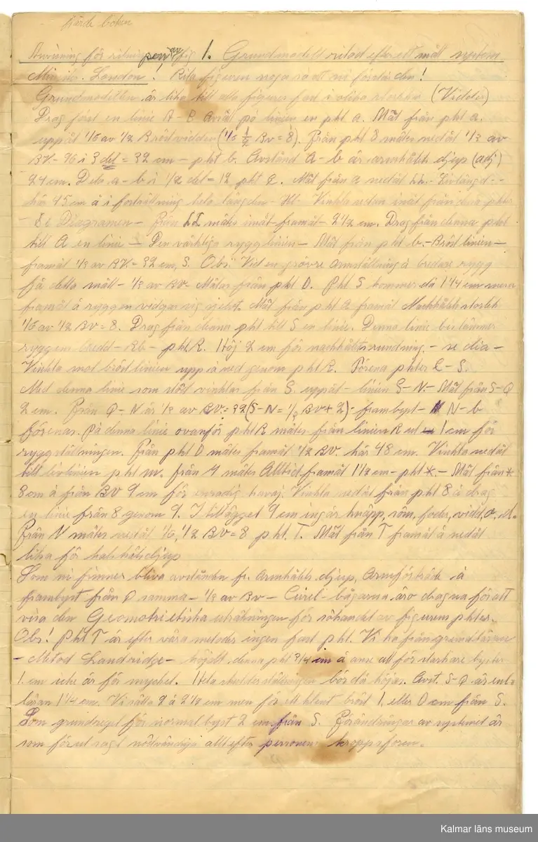 KLM 46244:1:1-7. Bok. Lärobok. Bestående av mapp med arbetsböcker. I mappen finns sex st. handskrivna arbetsböcker, två st. om tillskärning och fyra st. om mönsterkonstruktion, för herrkläder. 
:1. Mapp. Av brun kartong. Hemmagjord. Öppen i sidorna, överlappar längs ena långsidan och stängs med fastsydd svart tryckknapp. På baksidan handskriven text: Fredrik Nilsson Skrädderi Glömminge. Tydligen har Herbert återanvänt kartong som hans far använt.
:2. Arbetsbok i tillskärning, handskriven teori. Köpt linjerat skrivhäfte klätt i vitt omslagspapper. Handskriven text på framsidan: Teoretisk Teknik å Teknisk praktik undervisning i systemen Lanridge, Årelslaget, Clinax å Tegner. Skolan i Tillskärningskonst Göteborg 7. Herbert Nilsson. I övrigt klottrade ortsnamn på omslaget. Boken handlar om tillskärning för olika plagg och deras mönsterkonstruktion. Texten hänvisar till mönsterkonstruktionsritningar i arbetsböcker :4 - :7.
:3. Arbetsbok i tillskärning, handskriven teori. Boken består av linjerade ark som är ihopsydda till en bok/häfte. På framsidan handskriven text: Praktisk Teoretisk undervisning i Systemen minister å Tegner perkorespondans Skolan i Tillskärningskonst! Göteborg 7. Den 21 januari 1924! Herbert Nilsson. Boken handlar om tillskärning för olika plagg och deras mönsterkonstruktion. Texten hänvisar till mönsterkonstruktionsritningar i arbetsböcker :4 - :7.
:4. Arbetsbok i mönsterkonstruktion. Boken består av vita ark ihopsydda till en bok/häfte. Handskriven text på första sidan: "Tredje boken" praktisk Teoretisk undervisning i Ärmar - Västar (efter mått lagd på väst) Västar (efter mått lagd på kavaj) Skolan i Tillskärningskonst Göteborg 7 Den 21 januari 1924 Herbert Nilsson. Boken innehåller mönsterkonstruktionsritningar för olika typer av västar.
:5. Arbetsbok i mönsterkonstruktion. Boken består av vita ark ihopsydda till en bok/häfte. Handskriven text på första sidan: "Fjärde boken" "Bok I del I" Praktisk teoretisk undervisning i Systemen Minister å Tegner -per-korespondens- Skolan i Tillskärningskonst Göteborg 7 Herbert Nilsson Nytorgsgatan 23B Den 21 januari 1924. Boken innehåller mönsterkonstruktionsritningar för olika typer av kavajer.
:6. Arbetsbok i mönsterkonstruktion. Boken består av vita ark ihopsydda till en bok/häfte. Handskriven text på första sidan: "Fämte boken" "Bok III" Skolan i Tillskärningskonst Göteborg 7 Benkläder! Byxor å ridbyxor. Boken innehåller mönsterkonstruktionsritningar för olika typer av byxor, b.la. byxor för hjulbenta och kobenta.
:7. Arbetsbok i mönsterkonstruktion. Boken består av vita ark ihopsydda till en bok/häfte. Handskriven text på första sidan: Sjätte å Sjunde boken! "Bok IV" ytterplagg! skolan i tillskärningskonst Göteborg 7 Ulstrar å Överrockar! Samt "Livplagg". Boken innehåller mönsterkonstruktionsritningar för olika typer av ytterplagg.