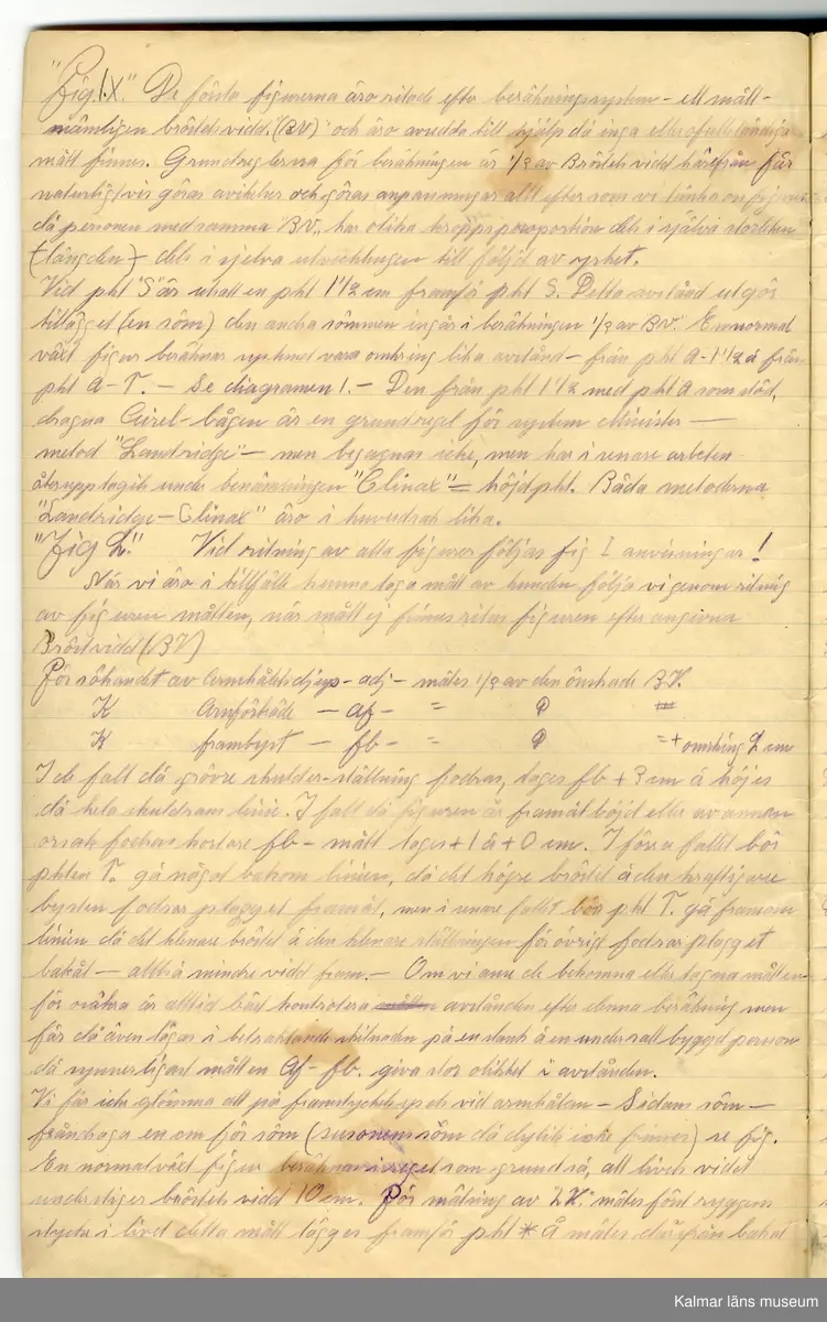 KLM 46244:1:1-7. Bok. Lärobok. Bestående av mapp med arbetsböcker. I mappen finns sex st. handskrivna arbetsböcker, två st. om tillskärning och fyra st. om mönsterkonstruktion, för herrkläder. 
:1. Mapp. Av brun kartong. Hemmagjord. Öppen i sidorna, överlappar längs ena långsidan och stängs med fastsydd svart tryckknapp. På baksidan handskriven text: Fredrik Nilsson Skrädderi Glömminge. Tydligen har Herbert återanvänt kartong som hans far använt.
:2. Arbetsbok i tillskärning, handskriven teori. Köpt linjerat skrivhäfte klätt i vitt omslagspapper. Handskriven text på framsidan: Teoretisk Teknik å Teknisk praktik undervisning i systemen Lanridge, Årelslaget, Clinax å Tegner. Skolan i Tillskärningskonst Göteborg 7. Herbert Nilsson. I övrigt klottrade ortsnamn på omslaget. Boken handlar om tillskärning för olika plagg och deras mönsterkonstruktion. Texten hänvisar till mönsterkonstruktionsritningar i arbetsböcker :4 - :7.
:3. Arbetsbok i tillskärning, handskriven teori. Boken består av linjerade ark som är ihopsydda till en bok/häfte. På framsidan handskriven text: Praktisk Teoretisk undervisning i Systemen minister å Tegner perkorespondans Skolan i Tillskärningskonst! Göteborg 7. Den 21 januari 1924! Herbert Nilsson. Boken handlar om tillskärning för olika plagg och deras mönsterkonstruktion. Texten hänvisar till mönsterkonstruktionsritningar i arbetsböcker :4 - :7.
:4. Arbetsbok i mönsterkonstruktion. Boken består av vita ark ihopsydda till en bok/häfte. Handskriven text på första sidan: "Tredje boken" praktisk Teoretisk undervisning i Ärmar - Västar (efter mått lagd på väst) Västar (efter mått lagd på kavaj) Skolan i Tillskärningskonst Göteborg 7 Den 21 januari 1924 Herbert Nilsson. Boken innehåller mönsterkonstruktionsritningar för olika typer av västar.
:5. Arbetsbok i mönsterkonstruktion. Boken består av vita ark ihopsydda till en bok/häfte. Handskriven text på första sidan: "Fjärde boken" "Bok I del I" Praktisk teoretisk undervisning i Systemen Minister å Tegner -per-korespondens- Skolan i Tillskärningskonst Göteborg 7 Herbert Nilsson Nytorgsgatan 23B Den 21 januari 1924. Boken innehåller mönsterkonstruktionsritningar för olika typer av kavajer.
:6. Arbetsbok i mönsterkonstruktion. Boken består av vita ark ihopsydda till en bok/häfte. Handskriven text på första sidan: "Fämte boken" "Bok III" Skolan i Tillskärningskonst Göteborg 7 Benkläder! Byxor å ridbyxor. Boken innehåller mönsterkonstruktionsritningar för olika typer av byxor, b.la. byxor för hjulbenta och kobenta.
:7. Arbetsbok i mönsterkonstruktion. Boken består av vita ark ihopsydda till en bok/häfte. Handskriven text på första sidan: Sjätte å Sjunde boken! "Bok IV" ytterplagg! skolan i tillskärningskonst Göteborg 7 Ulstrar å Överrockar! Samt "Livplagg". Boken innehåller mönsterkonstruktionsritningar för olika typer av ytterplagg.