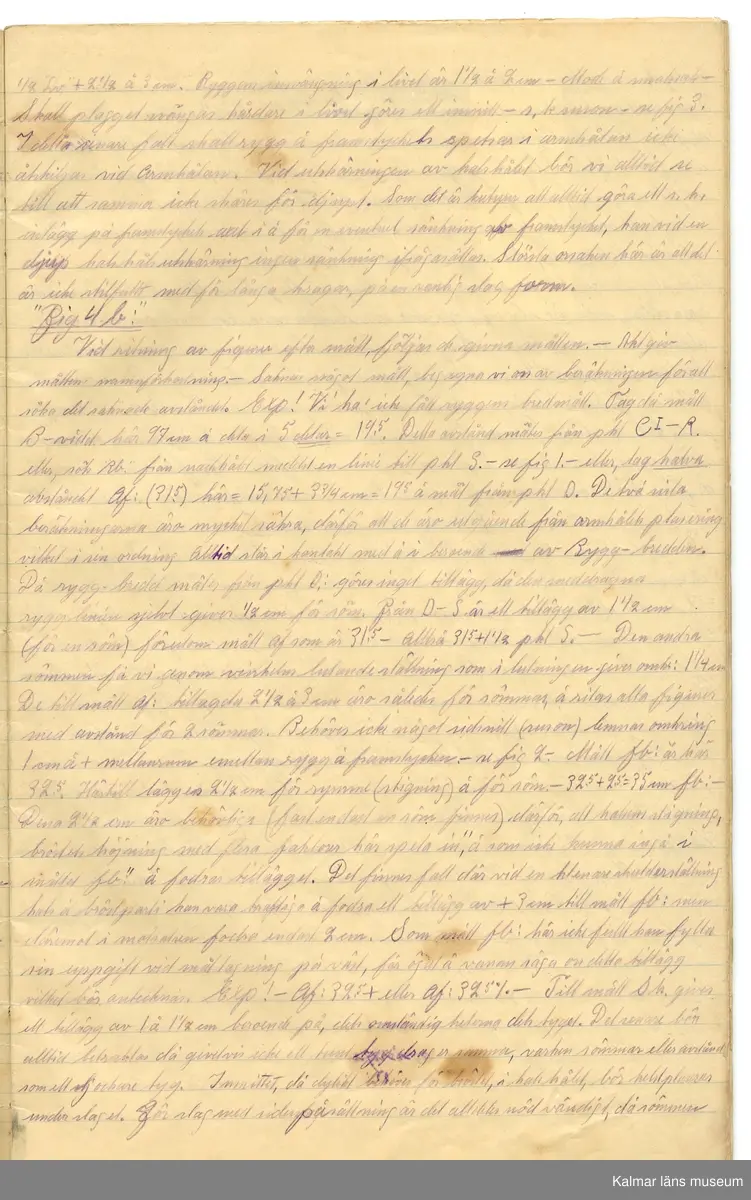 KLM 46244:1:1-7. Bok. Lärobok. Bestående av mapp med arbetsböcker. I mappen finns sex st. handskrivna arbetsböcker, två st. om tillskärning och fyra st. om mönsterkonstruktion, för herrkläder. 
:1. Mapp. Av brun kartong. Hemmagjord. Öppen i sidorna, överlappar längs ena långsidan och stängs med fastsydd svart tryckknapp. På baksidan handskriven text: Fredrik Nilsson Skrädderi Glömminge. Tydligen har Herbert återanvänt kartong som hans far använt.
:2. Arbetsbok i tillskärning, handskriven teori. Köpt linjerat skrivhäfte klätt i vitt omslagspapper. Handskriven text på framsidan: Teoretisk Teknik å Teknisk praktik undervisning i systemen Lanridge, Årelslaget, Clinax å Tegner. Skolan i Tillskärningskonst Göteborg 7. Herbert Nilsson. I övrigt klottrade ortsnamn på omslaget. Boken handlar om tillskärning för olika plagg och deras mönsterkonstruktion. Texten hänvisar till mönsterkonstruktionsritningar i arbetsböcker :4 - :7.
:3. Arbetsbok i tillskärning, handskriven teori. Boken består av linjerade ark som är ihopsydda till en bok/häfte. På framsidan handskriven text: Praktisk Teoretisk undervisning i Systemen minister å Tegner perkorespondans Skolan i Tillskärningskonst! Göteborg 7. Den 21 januari 1924! Herbert Nilsson. Boken handlar om tillskärning för olika plagg och deras mönsterkonstruktion. Texten hänvisar till mönsterkonstruktionsritningar i arbetsböcker :4 - :7.
:4. Arbetsbok i mönsterkonstruktion. Boken består av vita ark ihopsydda till en bok/häfte. Handskriven text på första sidan: "Tredje boken" praktisk Teoretisk undervisning i Ärmar - Västar (efter mått lagd på väst) Västar (efter mått lagd på kavaj) Skolan i Tillskärningskonst Göteborg 7 Den 21 januari 1924 Herbert Nilsson. Boken innehåller mönsterkonstruktionsritningar för olika typer av västar.
:5. Arbetsbok i mönsterkonstruktion. Boken består av vita ark ihopsydda till en bok/häfte. Handskriven text på första sidan: "Fjärde boken" "Bok I del I" Praktisk teoretisk undervisning i Systemen Minister å Tegner -per-korespondens- Skolan i Tillskärningskonst Göteborg 7 Herbert Nilsson Nytorgsgatan 23B Den 21 januari 1924. Boken innehåller mönsterkonstruktionsritningar för olika typer av kavajer.
:6. Arbetsbok i mönsterkonstruktion. Boken består av vita ark ihopsydda till en bok/häfte. Handskriven text på första sidan: "Fämte boken" "Bok III" Skolan i Tillskärningskonst Göteborg 7 Benkläder! Byxor å ridbyxor. Boken innehåller mönsterkonstruktionsritningar för olika typer av byxor, b.la. byxor för hjulbenta och kobenta.
:7. Arbetsbok i mönsterkonstruktion. Boken består av vita ark ihopsydda till en bok/häfte. Handskriven text på första sidan: Sjätte å Sjunde boken! "Bok IV" ytterplagg! skolan i tillskärningskonst Göteborg 7 Ulstrar å Överrockar! Samt "Livplagg". Boken innehåller mönsterkonstruktionsritningar för olika typer av ytterplagg.