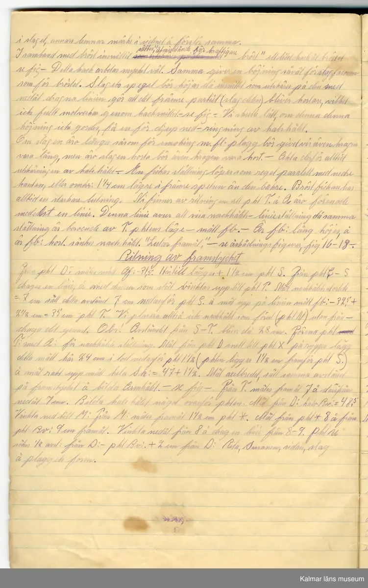 KLM 46244:1:1-7. Bok. Lärobok. Bestående av mapp med arbetsböcker. I mappen finns sex st. handskrivna arbetsböcker, två st. om tillskärning och fyra st. om mönsterkonstruktion, för herrkläder. 
:1. Mapp. Av brun kartong. Hemmagjord. Öppen i sidorna, överlappar längs ena långsidan och stängs med fastsydd svart tryckknapp. På baksidan handskriven text: Fredrik Nilsson Skrädderi Glömminge. Tydligen har Herbert återanvänt kartong som hans far använt.
:2. Arbetsbok i tillskärning, handskriven teori. Köpt linjerat skrivhäfte klätt i vitt omslagspapper. Handskriven text på framsidan: Teoretisk Teknik å Teknisk praktik undervisning i systemen Lanridge, Årelslaget, Clinax å Tegner. Skolan i Tillskärningskonst Göteborg 7. Herbert Nilsson. I övrigt klottrade ortsnamn på omslaget. Boken handlar om tillskärning för olika plagg och deras mönsterkonstruktion. Texten hänvisar till mönsterkonstruktionsritningar i arbetsböcker :4 - :7.
:3. Arbetsbok i tillskärning, handskriven teori. Boken består av linjerade ark som är ihopsydda till en bok/häfte. På framsidan handskriven text: Praktisk Teoretisk undervisning i Systemen minister å Tegner perkorespondans Skolan i Tillskärningskonst! Göteborg 7. Den 21 januari 1924! Herbert Nilsson. Boken handlar om tillskärning för olika plagg och deras mönsterkonstruktion. Texten hänvisar till mönsterkonstruktionsritningar i arbetsböcker :4 - :7.
:4. Arbetsbok i mönsterkonstruktion. Boken består av vita ark ihopsydda till en bok/häfte. Handskriven text på första sidan: "Tredje boken" praktisk Teoretisk undervisning i Ärmar - Västar (efter mått lagd på väst) Västar (efter mått lagd på kavaj) Skolan i Tillskärningskonst Göteborg 7 Den 21 januari 1924 Herbert Nilsson. Boken innehåller mönsterkonstruktionsritningar för olika typer av västar.
:5. Arbetsbok i mönsterkonstruktion. Boken består av vita ark ihopsydda till en bok/häfte. Handskriven text på första sidan: "Fjärde boken" "Bok I del I" Praktisk teoretisk undervisning i Systemen Minister å Tegner -per-korespondens- Skolan i Tillskärningskonst Göteborg 7 Herbert Nilsson Nytorgsgatan 23B Den 21 januari 1924. Boken innehåller mönsterkonstruktionsritningar för olika typer av kavajer.
:6. Arbetsbok i mönsterkonstruktion. Boken består av vita ark ihopsydda till en bok/häfte. Handskriven text på första sidan: "Fämte boken" "Bok III" Skolan i Tillskärningskonst Göteborg 7 Benkläder! Byxor å ridbyxor. Boken innehåller mönsterkonstruktionsritningar för olika typer av byxor, b.la. byxor för hjulbenta och kobenta.
:7. Arbetsbok i mönsterkonstruktion. Boken består av vita ark ihopsydda till en bok/häfte. Handskriven text på första sidan: Sjätte å Sjunde boken! "Bok IV" ytterplagg! skolan i tillskärningskonst Göteborg 7 Ulstrar å Överrockar! Samt "Livplagg". Boken innehåller mönsterkonstruktionsritningar för olika typer av ytterplagg.