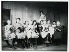 Vittinge sn, Heby kn, Gillberga.
Slöjdkurs för flickor i Gillberga skola, 1915.