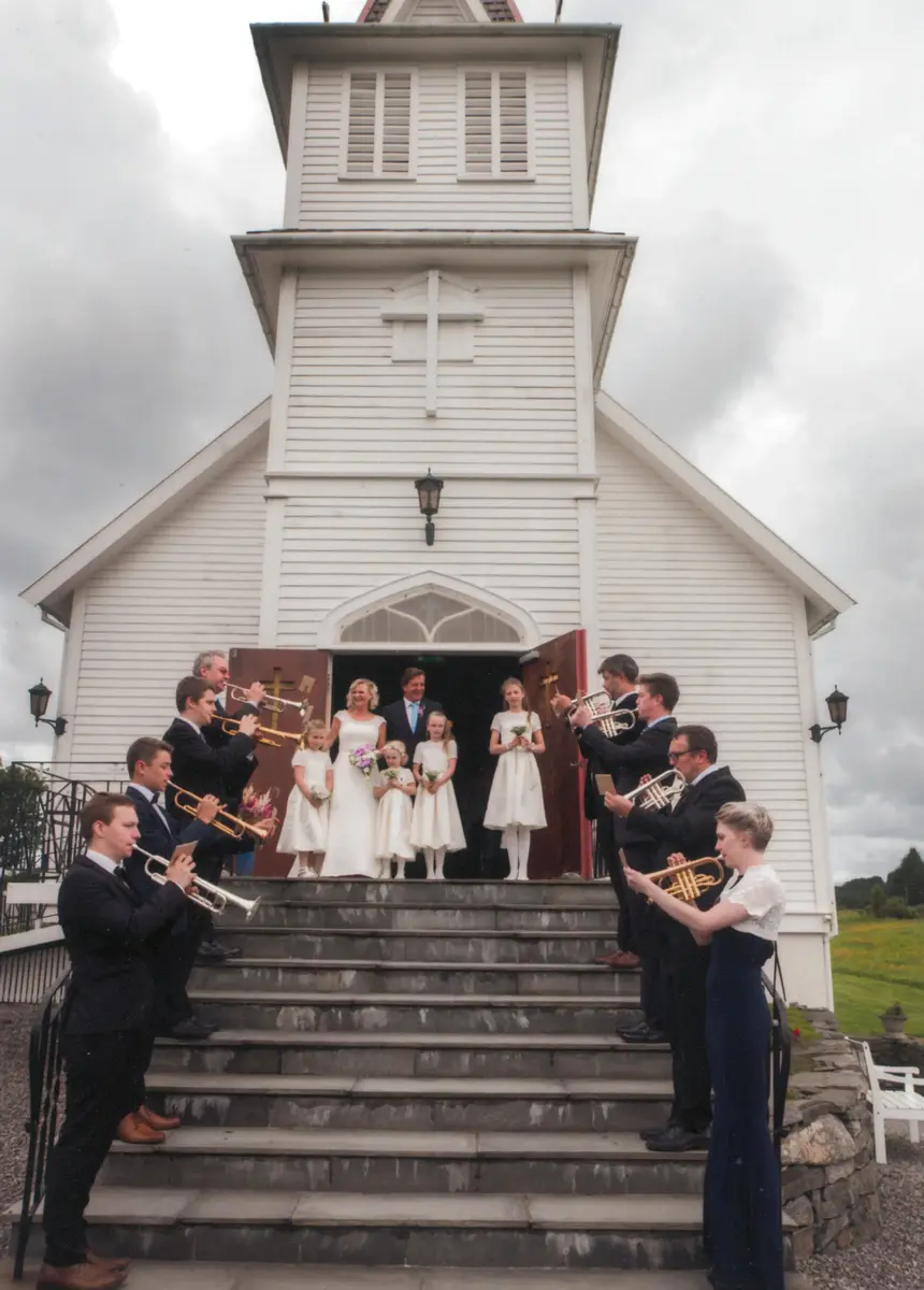 Bryllup i kirken, brudepar på kirketrappen