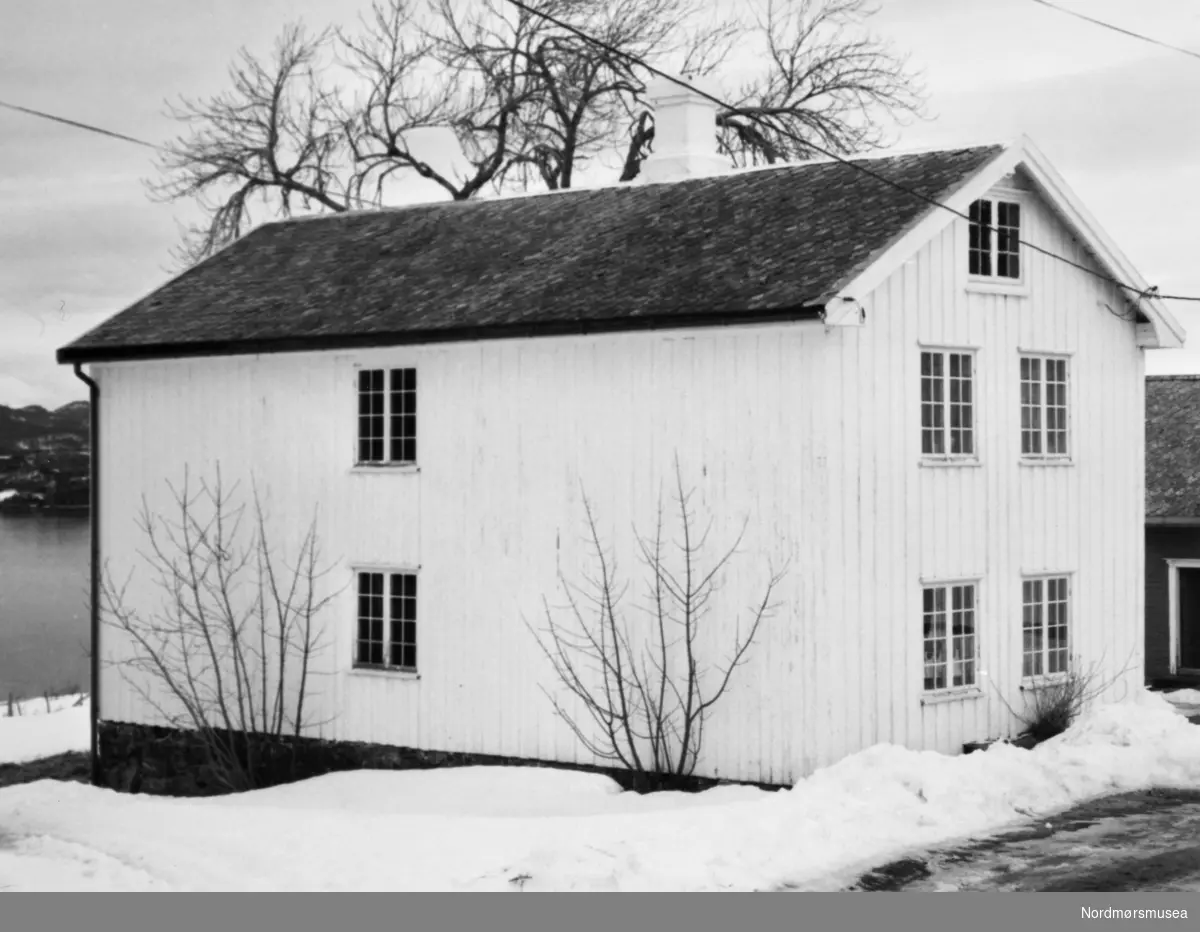 Bygning på Kvernes prestegård i Averøy kommune. TK-4/3-85. Bildet er fra avisa Tidens Krav sitt arkiv i tidsrommet 1970-1994. Nå i Nordmøre museums fotosamling.