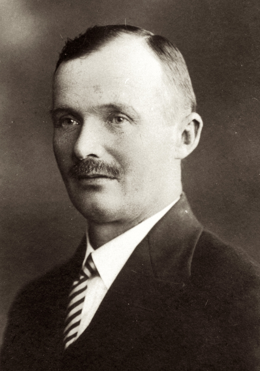 Ateljéporträtt av Axel Karlsson, Tollered 1:4 (1884 - 1971) år 1934. Kommunal ordförande samt fritidspolitiker i många år. Bodde de sista åren i en lägenhet i det då nybyggda området på Vommedalsvägen.