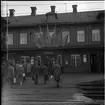 Folksamling utanför Centralstationen i Östersund.