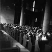 Folksamling i en kyrka, sannolikt från Stora kyrkan i Östersund.