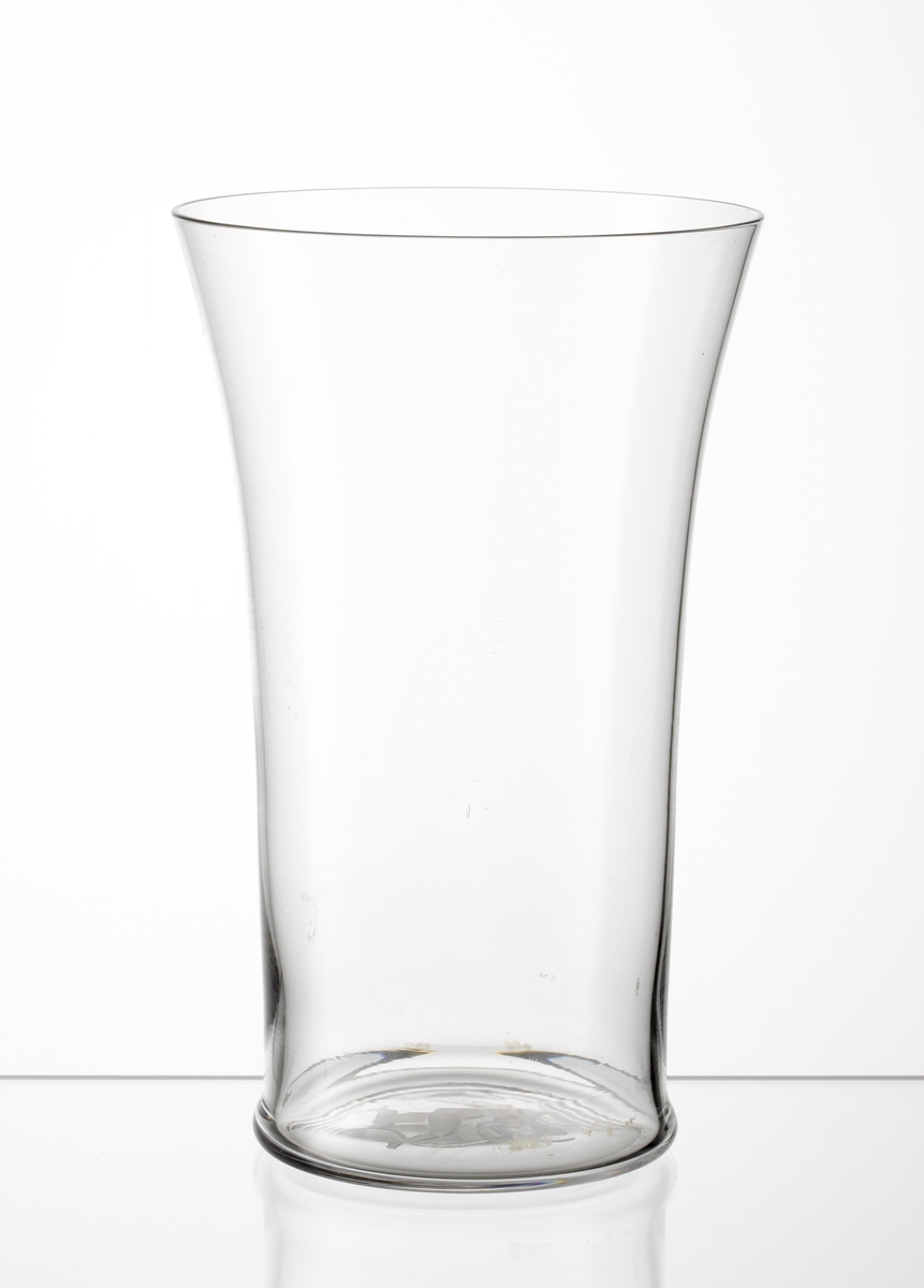Design: Edward Hald, Orrefors.
Botten graverad med dansande kvinna.
Ref. Katalog Pricelist nr 34 1928.

