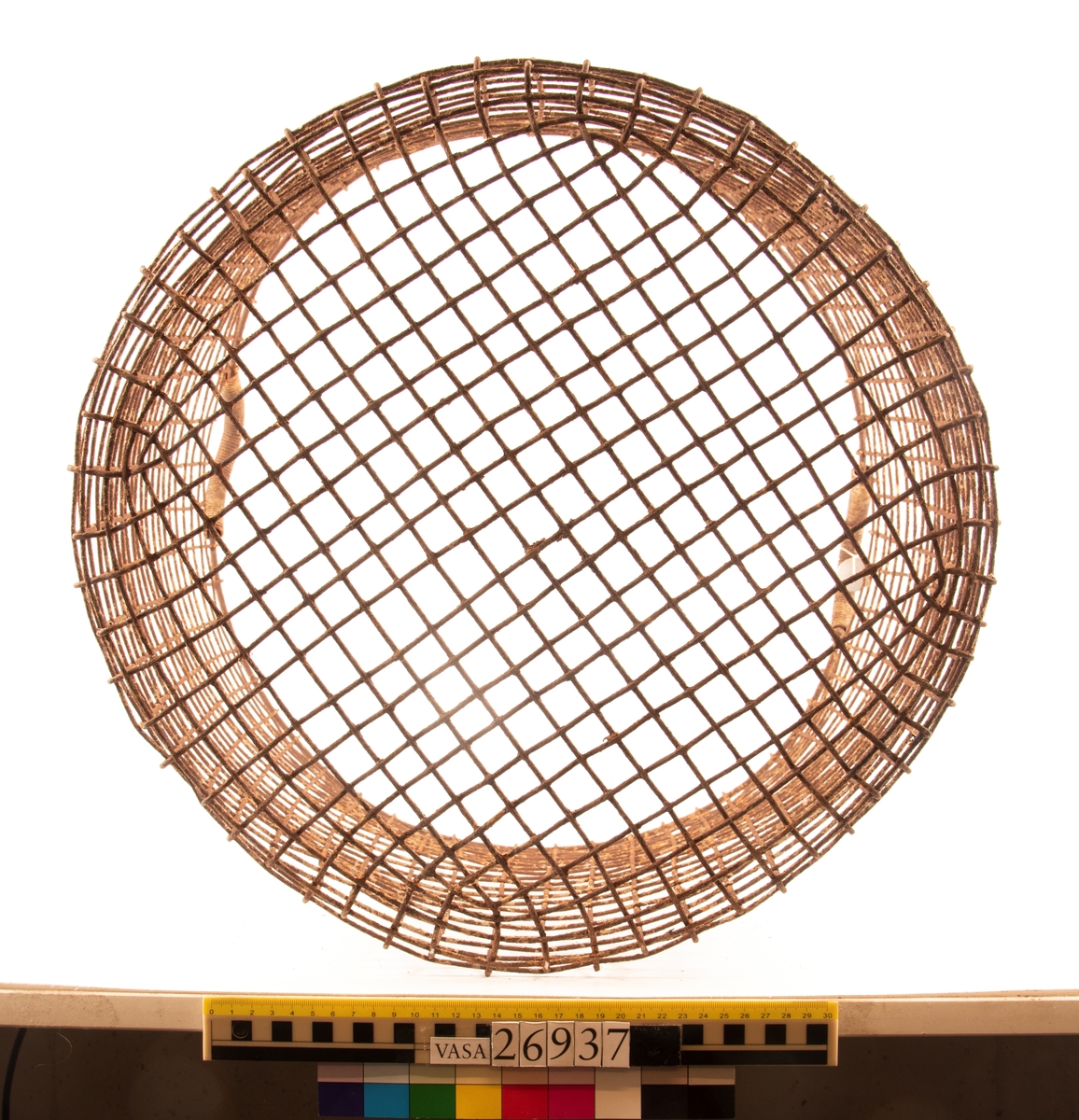 En nätkorg av metall.
Nätgallrets "hål" varierar i storlek från ca 15 x 17 mm - ca 20 x 30 mm.