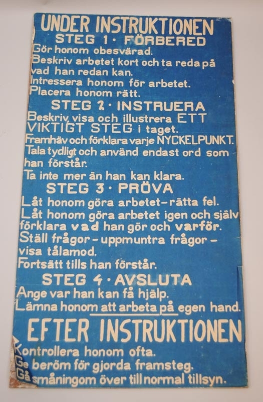 Låda (:1) tillverkad av spontade hyvlade brädor och med plåtförsedda hörn. Lådan är målad i grågrön kulör. Gångjärn, handtag på sidor och stängningsanordningen är av järn. De förstnämnda är inmålad i lådans kulör och övriga är svartmålade. Lådan innehåller utbildningsmaterial, bl.a.  planscher och böcker, och har hört till 14:e Maskinsektionen i Ånge.

Innehåll:
Jvm 20719:2 Längd: 690 mm Bredd: 20 mm Höjd: 425 mm
Personal- arbete- och produktionstavla av trä. Tavlan har flera små hål så att man kan sätta upp namnskyltar och arbetsuppgifter, samt små pluppar i 4 olika färger. Färgerna berättar hur bra en person klarar av utförandet av arbetet. Överdelen av tavlan har repat trä.

Jvm 20719:3 Längd: 310 mm Bredd: 15 mm Höjd: 220 mm
Personal- arbete- och produktionstavla, där ett papper är tejpat på en spånplatta, samt små nålar i 4 olika färger. Färgerna berättar hur bra en person klarar av utförandet av arbetet. Missfärgning av tejpen runt kanterna och håller på att släppa.

Jvm 20719:4 och Jvm 20719:5 Längd: 430 mm Bredd: 5 mm Höjd: 780 mm 2 tavlor med vit text på blå bakgrundspapper som är limmat på en träskiva. Tavlorna beskriver saker som man ska tänka på vid utbildning av personal och har överskrifterna "Före instruktionen" och "Under instruktionen". Båda tavlorna har skador på kanterna där papperet lossnat och böjt sig samt små revor.

Jvm 20719:6 Längd: 800 mm Bredd: 23 mm Höjd: 900 mm
Grön krittavla som är ihopfällbar på mitten och har två små haspar av järn som håller ihop tavlan, samt en järnkedja som handtag.

Lådan innehåller även utbildningsmaterial, träningsscheman och böcker.

Utbildningsmaterial Jvm 20719:7-13.
Blanketter: träningstabeller, gruppregister och träningsrapport, arbetsuppdelning, arbetsinstruktioner, dagsprogram för träning och ”en lång operation” som handlar om svarvning. (Jvm 20719:7)
Plan för utbildning av instruktionsförare för el-rälsbuss litt YCoa6-7. År 1955 (Jvm 20719:8)
Plan för utbildning av RBSF på YC06, Plan för utbildning av motorlokförare, Plan för utbildning av förare på Yo, Yo1, Yo1s. År 1954 (Jvm 20719:9)
Systematiserad utbildning. År 1954 (Jvm 20719:10)
Kursmateriel för 10 man. (Jvm 20719:11)
TIF-ärenden: Utbildning i arbetsinstruktion, operationsindelning, arbetsanalys, förslag till företagsledningens introduktion av tränare. (Jvm 20719:12)

Kursdeltagare med studiemateriel: 
Problemlösningskarta vid lok fel, Anteckningar, D-lok högspänningskrets, Förreglingstabell för D-lok. 
(Jvm 20719:13)

Träningsscheman Jvm 20719:14-68.
Förare på ellokomotor, litt Za, 1 blad (Jvm 20719:14)
Förare på Yo, Yo1, Yo1s, 1-9 blad + 1 kopia på bladen 1-4 (Jvm 20719:15-27)
Lokomotorförare, 1-4 blad (Jvm 20719:28-31)
Motorfordons rpr på YCo6, 1-6 blad (Jvm 20719:32-37)
Motorlokförare, 1 blad + 1 kopia (Jvm 20719:38-39)
Signalskolan, 1-4 blad (Jvm 20719:40-43)
Teknisk vagntjänst, 1-3 blad + 1 kopia på alla blad (Jvm 20719:44-49)
Teleskolan, 1-4 blad (Jvm 20719:50-53)
Ånglok- till ellok rpr, 1-3 blad + 4 kopior av alla blad (Jvm 20719:54-68)

Böcker Jvm 20719:69-84.
Arbetsuppdelningar för förare "“ Y Bo6. År 1958
(Jvm 20719:69)
Sammanfattning av de viktigaste bestämmelserna för befordring av explosiva varor på järnvägen. År 1954 
(Jvm 20719:70)
Bestämmelser angående företagsnämnder vid SJ. + 1 kopia. År 1954 (Jvm 20719:71-72)
Plan för utbildning av motorlokförare. + 1 kopia. År 1953 (Jvm 20719:73-74)
Plan för utbildning av RBSF på YC06. År 1953 
(Jvm 20719:75)
Plan för utbildning av förare på Yo, Yo1, Yo1s. /Del A/ År 1953(Jvm 20719:76)
Plan för utbildning av lokbiträden vid 6 ms + träningsschema. År 1952-1953 (Jvm 20719:77-78)
Plan för utbildning av tkl (praktisk) vid 6 ts. + träningsschema. År 1952 (Jvm 20719:79-80)
Drifttekniska bestämmelser för den rullande materielen vid SJ
normalspåriga bandelar. Avd. Bt. Tryckluftbroms År 1949 (Jvm 20719:81)
Elektrolok Öd. År 1948 (Jvm 20719:82)
Elektrolok M. År 1947 (Jvm 20719:83)
Anvisningar och exempel ang. Bromskraft i tåg utarbetad av
Carl Viksten stationsinspektor. År 1944 (Jvm 20719:84)

Pärmar Jvm 20719:85-87.
TIF studiemateriel. (Jvm 20719:85)
Röd pärm, blanketter för arbetsuppdelning och Pm angående träningstabell (Jvm 20719:86)
Svart pärm, blanketter för arbetsuppdelning, arbetsinstruktioner och dagsprogram för träning. (Jvm 20719:87)