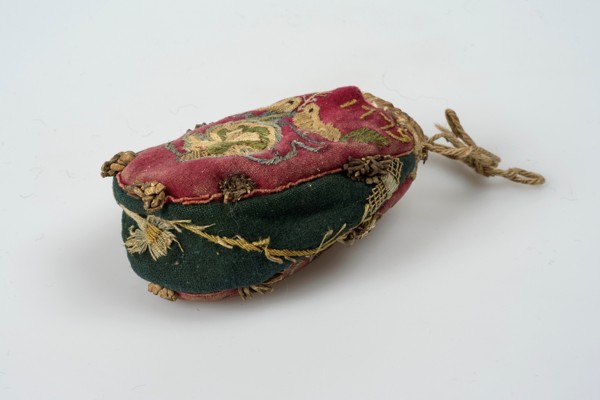 Pungen er brodert med et fuglemotiv på begge sider. Øverst til høyre på den ene sida er det også brodert et årstall.