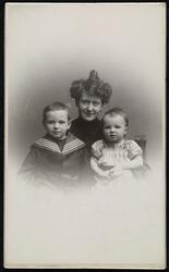 Alfhild Werring med barna Thorvald og Sonja.