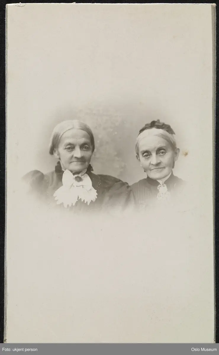dobbeltportrett, kvinner, søstre, lærerinner, vignettert brystbilde