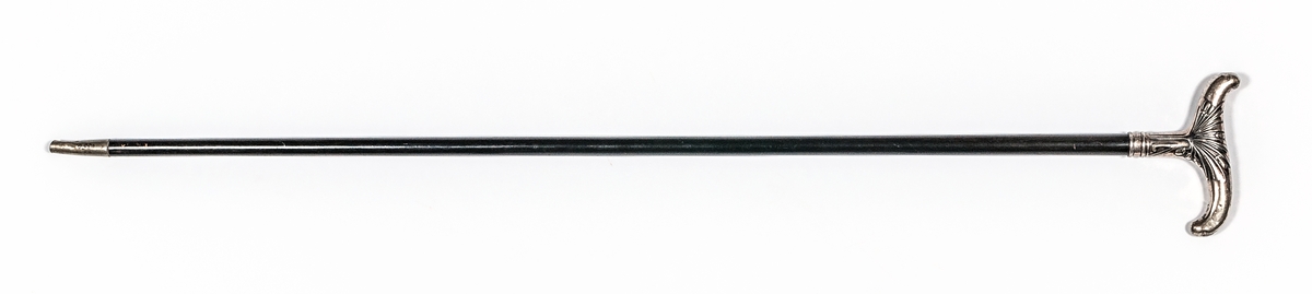 Köpp, ebenholz, silverkrycka, märkt C. Klintberg.