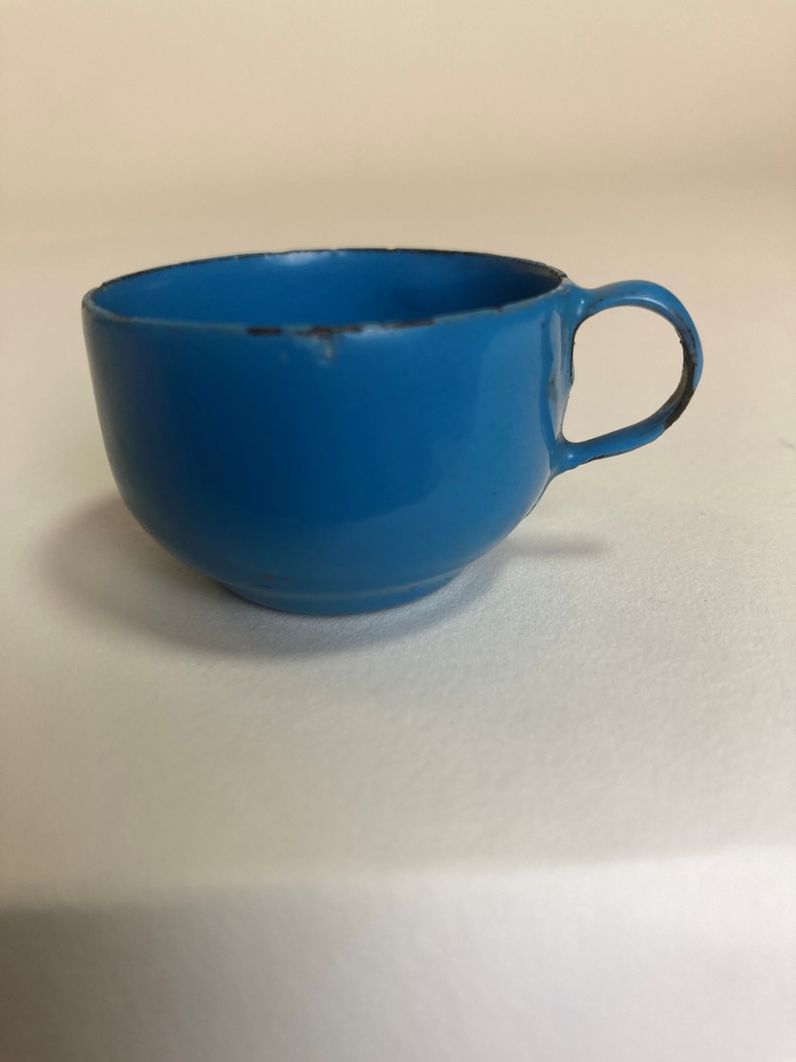 
Dokkeservise, beregnet på lek for små jenter som forberedelse til voksenlivet. 