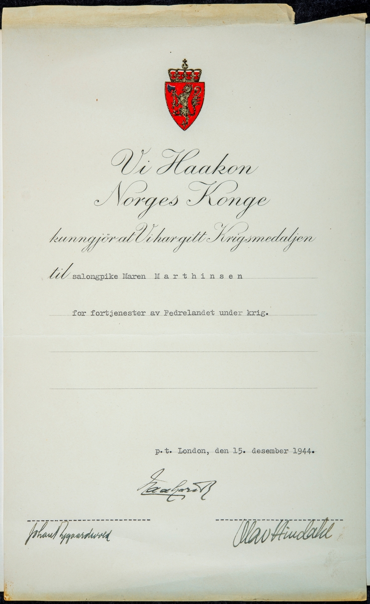 Krigsmedalje diplomet til Maren Martinsen.