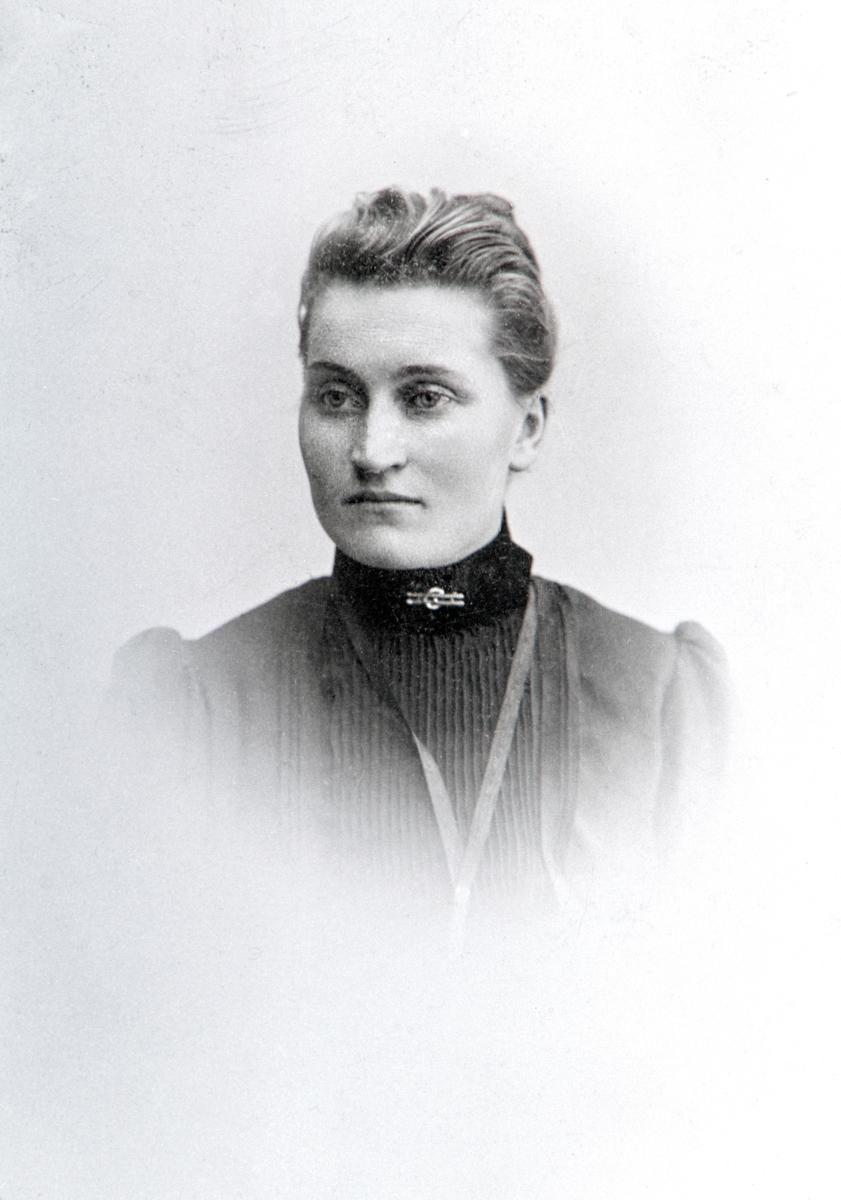 PORTRETT: ELI BÆKKEVOLD FØDT: 03. 01. 1880, BEKKEVOLD UNDER KARSET, BEKKEVOLL SØNDRE