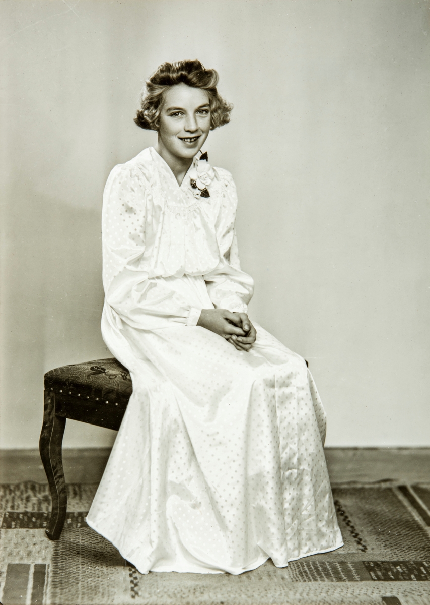 Portrett, konfirmant. Eva Bruun ( født 1926, død 2000) fra Bruengen på Espa.