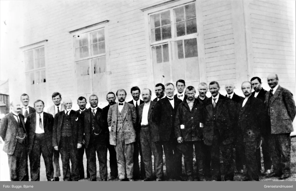 Sør-Varanger kommunestyre 1923 - 1925. Fra venstre: A.O. Isaksen Arneng, H. Johansen, Olaf Olsen, P. Bull, Johs. Haaheim, Aksel Konrad Mikkola, E. Gunnari, Peder Eliseussen, K. Valum, H. Fiksdal, A, Elvebakk, AA. Pleym, G.O. Ramberg, Bjarne Saarheim, Paul A. Smuk, O.H Olsen, Ole Mellesmoen, Th. Bugge, Johs. Lemika, S. Dørum, K. Fosslund. 