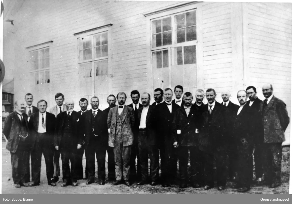 Sør-Varanger kommunestyre 1923 - 1925. Fra venstre: A.O. Isaksen Arneng, H. Johansen, Olaf Olsen, P. Bull, Johs. Haaheim, Aksel Konrad Mikkola, E. Gunnari, Peder Eliseussen, K. Valum, H. Fiksdal, A, Elvebakk, AA. Pleym, G.O. Ramberg, Bjarne Saarheim, Paul A. Smuk, O.H Olsen, Ole Mellesmoen, Th. Bugge, Johs. Lemika, S. Dørum, K. Fosslund. 