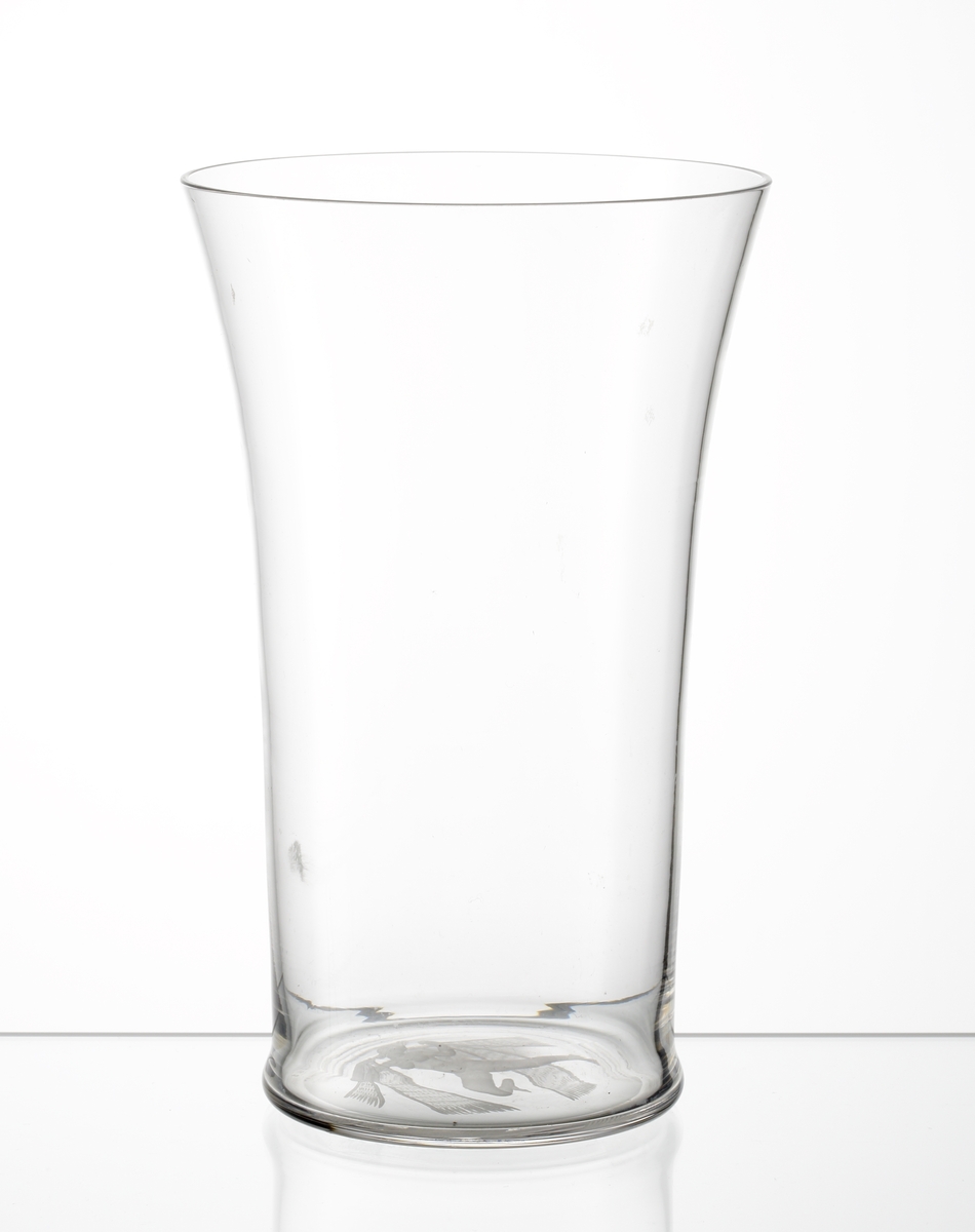 Design: Edward Hald, Orrefors.
Botten graverad med dansande kvinna.
Ref. Katalog Pricelist nr 34 1928.
