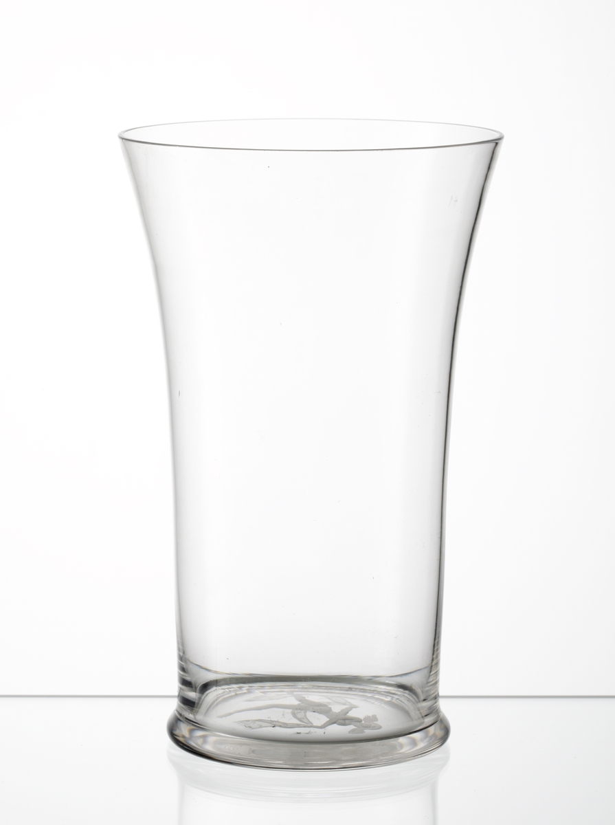 Design: Edward Hald, Orrefors.
Botten graverad med dansande kvinna.
Ref. Katalog Pricelist nr 34 1928.
