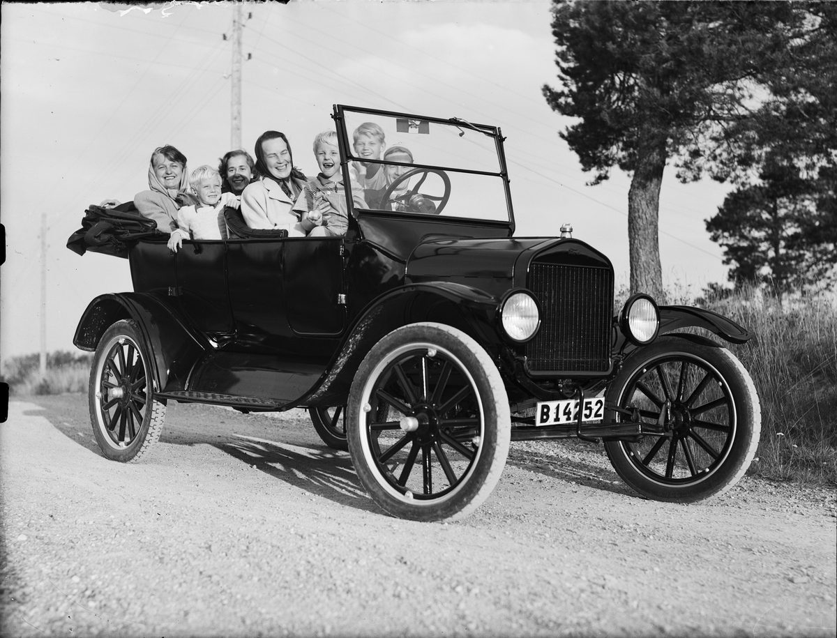 Handlare Stig Sundberg skjutsar bekanta i sin T-Ford från 1923, Östhammar Uppland