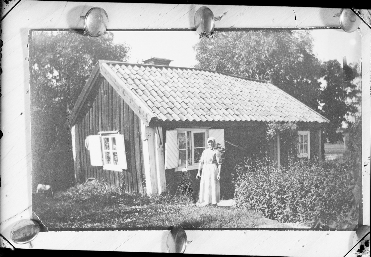 Reprofotografi - kvinna utanför bostadshus, Östhammar, Uppland