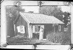 Reprofotografi - kvinna utanför bostadshus, Östhammar, Uppland