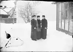 Systrarna Edit och Beda Mattsson med Ruth Skötsner på gårdsplanen vid fotoateljén i kvarteret Guldskäret, Östhammar, Uppland