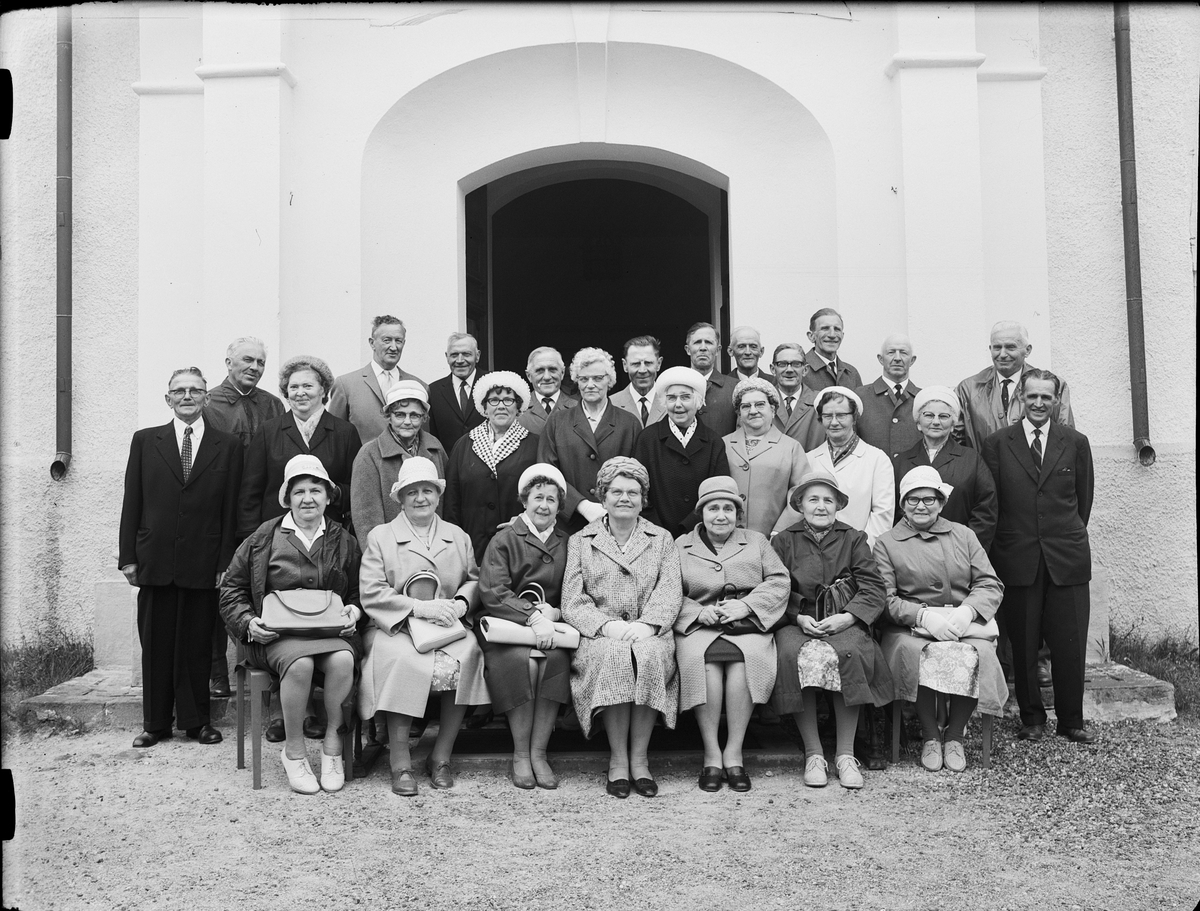 50-årsjubileumsträff för 1917 års konfirmander, Hargs kyrka, Uppland 1967