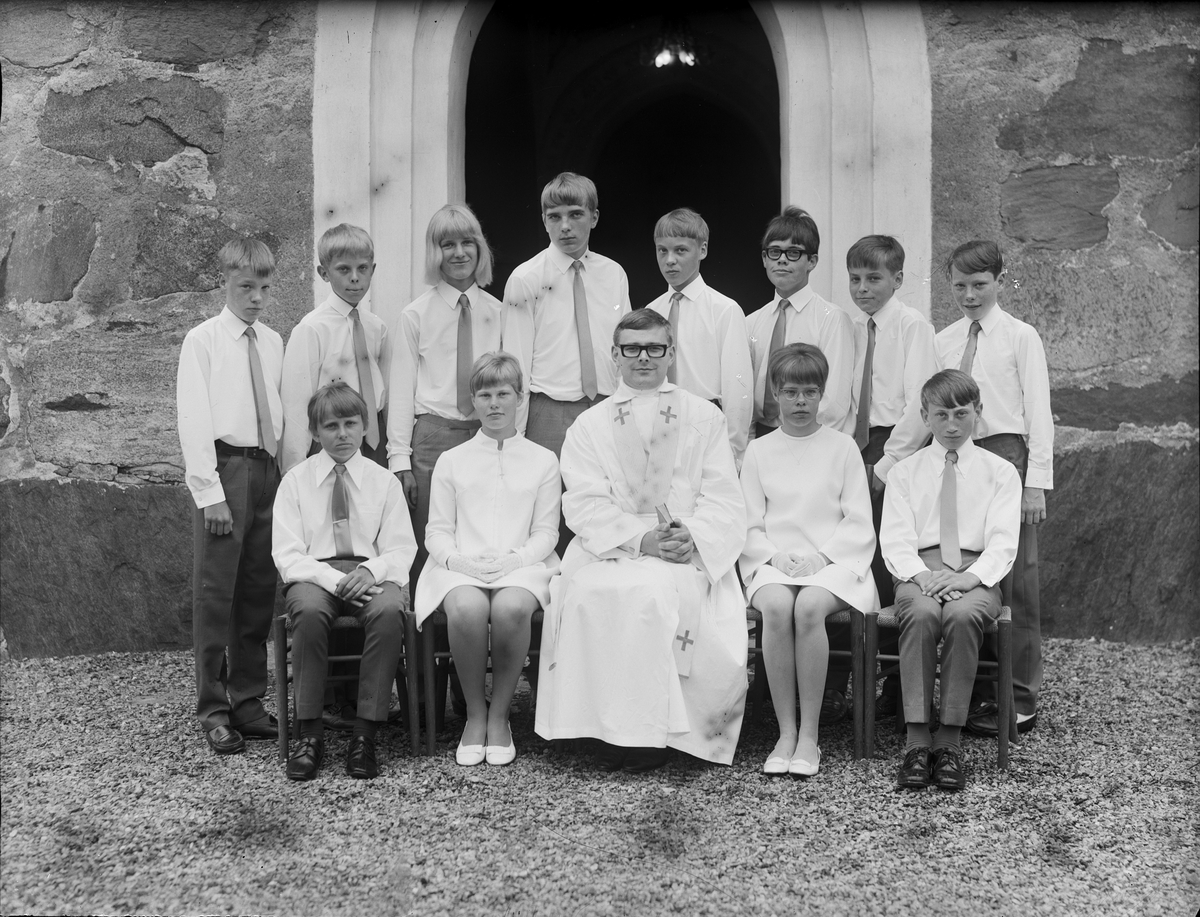 Konfirmander, Hökhuvuds kyrka, Uppland 1968