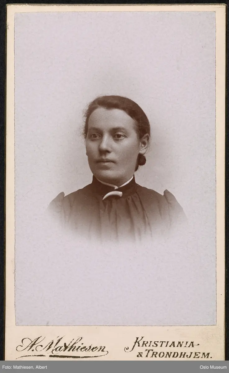 portrett, kvinne, vignettert brystbilde