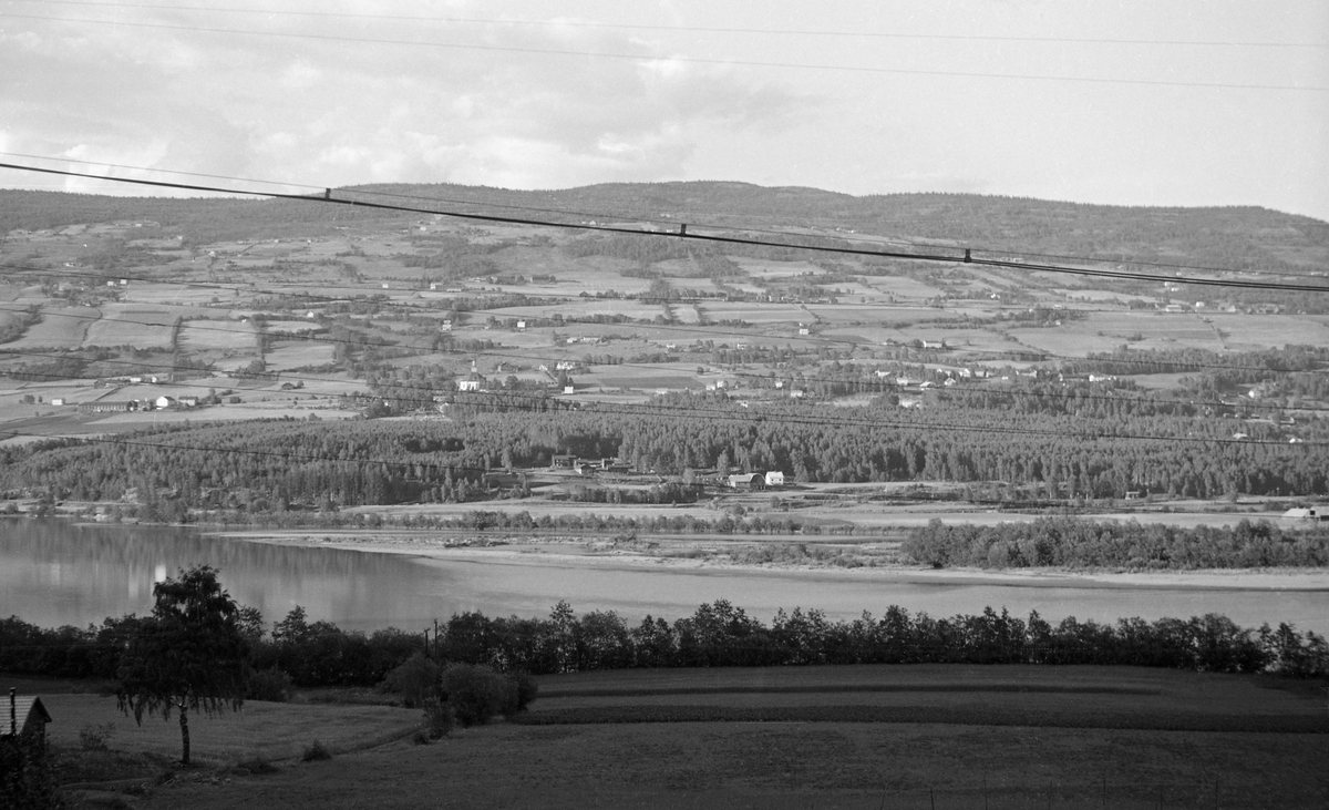 Bilde 1:
Landskapsbilde fra Sør-Fron i Gudbrandsdalen. Bildet er tatt fra Baksidevegen, nord for garden Isum, sør for Muriteigen. I forgrunnen ser vi en stilleflytende del av elva Lågen, med Langøya. Til venstre i bildet ser vi Ulbergshaugen. Ellers ser vi mot solsida, lia på østsida av dalføret, der gardene ligger omgitt av dyrket mark, avbrutt av det djupe dalføret med elva Augla. Fotografiet er tatt av en av funksjonærene i Glomma fellesfløtingsforening.  For aktørene i fløtinga representerte Langøya med omliggende sandbanker et hinder, de tømmeret lett kunne strande. Elvestrekningen fra Harpefoss, et par kilometer nordenfor det stedet der dette fotografiet er tatt, og ned til Tretten, var stilleflytende, farbart med båt og forholdsvis lett fløtbart.

Bilde 2:
Gudbrandsdalslågen og Solsida i Sør-Fron kommune i Oppland, sett fra Baksidevegen i nærheten av småbruket Muriteigen. Her renner Lågen stille forbi Langøya, en delvis krattbevokst sandbanke, der fløtingstømmeret antakelig hadde lett for å strande. Den sørvestvendte lia på den andre sida av elva var stort sett oppdyrket. Strimer av krattskog mellom åkrene markerer eiendomsgrenser. Helt til venstre i bildet skimter vi mot et skar der elva Augla rant ned mot Lågen. Dette fotografiet ble tatt sommeren 1959.

Bilde 3:
Solsida i Sør-Fron i Gudbrandsdalen, sett fra en posisjon på vestsida av Lågen. I forgrunnen – som da bildet ble tatt lå i skyggen – var det et engareal, som endte ved krattskogen mot elveløpet. På motsatt side av vassdraget lå det et par gardsbruk, men ellers var det relativt flate lendet mot elva stort sett skogkledd. Ellers ser vi Sør-Fron kirke, men kommunesenteret Hundorp er stort sett skjult bak skog. I den vestvendte lia ovenfor er det jordbruket som preger landskapet, med striper av buskvegetasjon på eiendomsgrensene mellom åkerflatene. Øverst i lia, 6-700 meter over havet, overta skogen. 

Bilde 4:
Landskapsfotografi fra Sør-Fron i Gudbrandsdalen. Bildet ser ut til å være tatt fra vestsida av Lågen – fra Baksida – der engarealet framfor fotografen lå i skyggen av Ulbergshaugen. På motsatt side av det stilleflytende elveløpet ser vi over mot Odenvollen og Hovevollan, ei flat elveslette der gardbrukerne på ovenforliggende eiendommer dyrket vinterhøy som ble lagret i løer i påvente av sledeføret. Nederst i lia til venstre i bildet, langs jernbanetraséen, vokste det skog. I venstre halvdel av bildet skimter vi Hundorpbrua. Bak den ser vi mot Kjønnås i Ringebu kommune. Grenda som lligger delvis skjult bak en del greiner til høyre på bildet kalles Nørdre Lia. Dette fotografiet ble tatt i 1959.