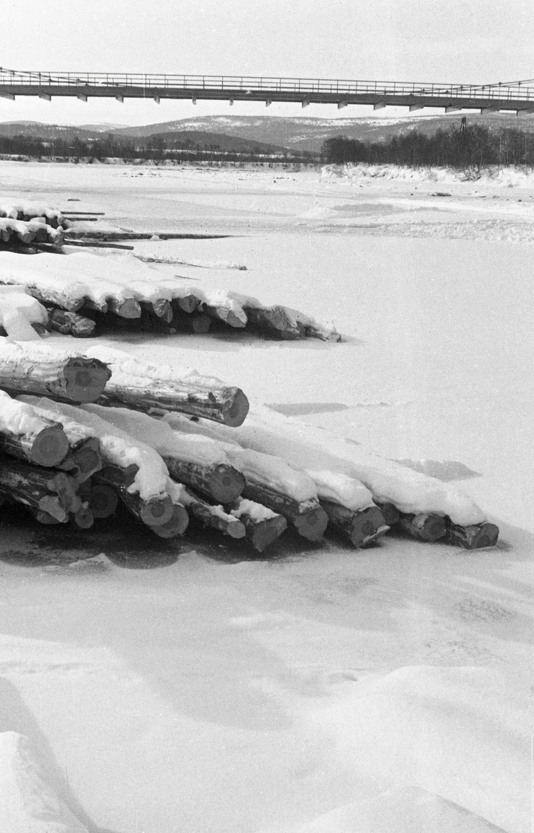 Nediset tømmer i Glomma ved Øian, Tynset, Hedmark. Mars 1952.