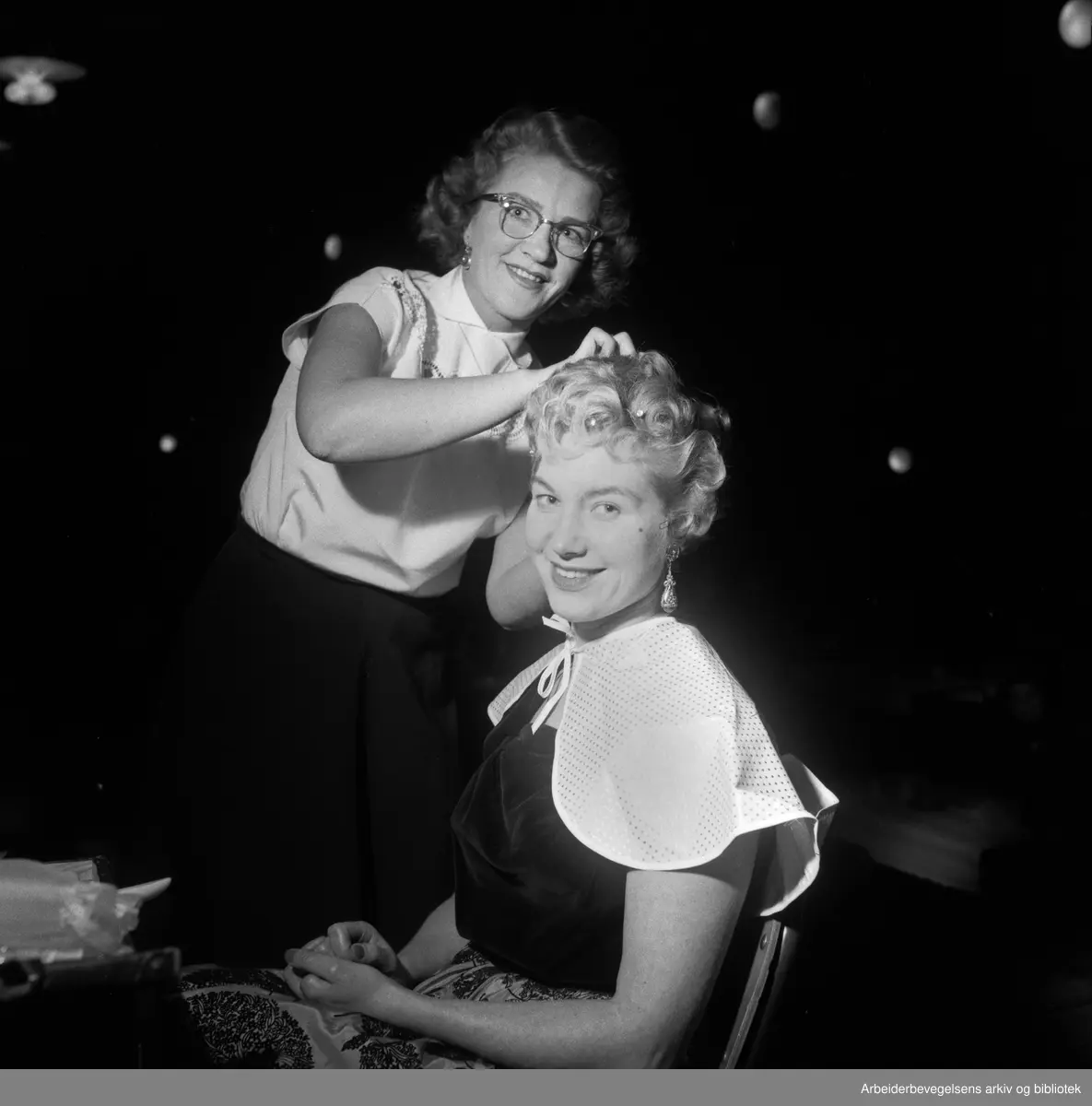 Damefrisør Lillemor Fjøs fra frisørklubben "Comme il faut". Antatt 1953 - 1956.