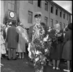 Elsvig Larsson från Kullen står med blommor och ballonger på Ribbaskolans skolgård i samband med realexamen.