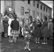 Elsvig Larsson från Kullen står med blommor och ballonger på Ribbaskolans skolgård i samband med realexamen.