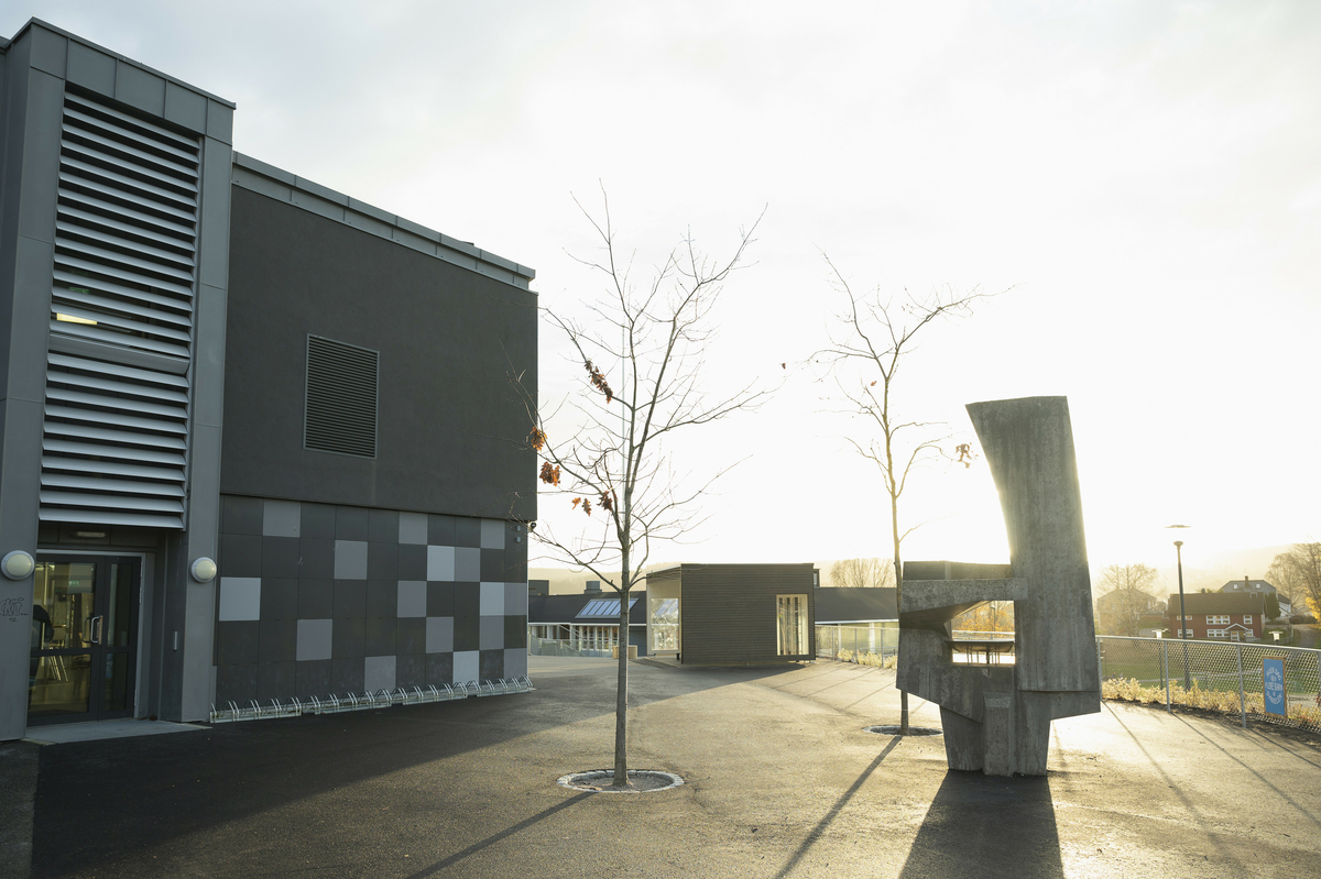 Betongelementer med vannbad i stål.