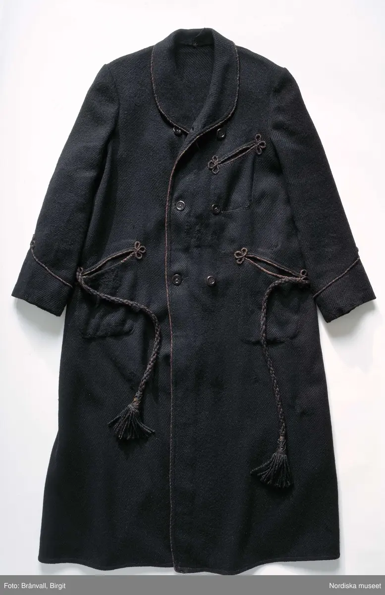 Innerficka. Maskin och handsömnad. Siden under kragen. Hank original, men lagad. 
Konserveringar utförda i museet (hål lagade).