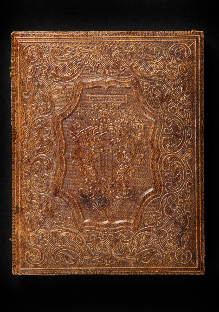 Daguerreotypi, föreställande varmluftsskeppet John Ericsson, infattad i ett läderetui med ornamentering. Locket fodrat med mönstrad röd silkessammet.