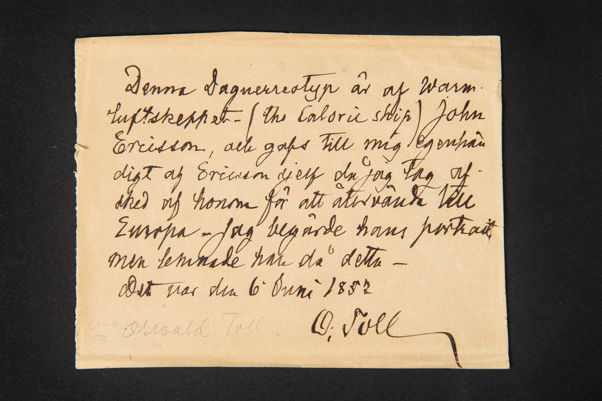 Daguerreotypi, föreställande varmluftsskeppet John Ericsson, infattad i ett läderetui med ornamentering. Locket fodrat med mönstrad röd silkessammet.
