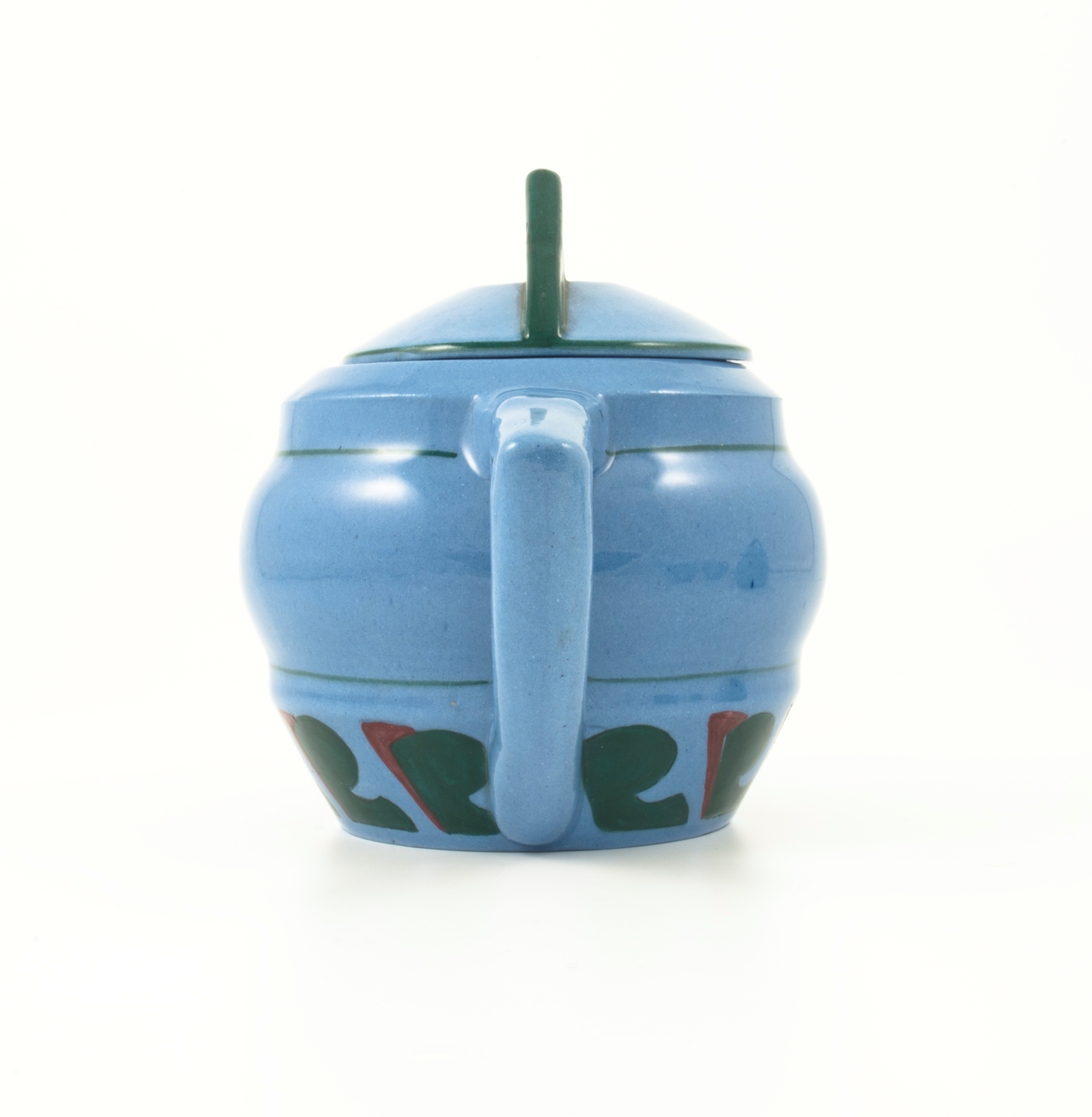Tekanne med lokk i glasert steingods med begitning. Tilnærmet kuleformet lyseblått korpus med påsatt vinkelformet hank, samt en smal trekantformet tut med sirkulær åpning. Nedre del av korpus er dekorert med en stilisert bord i grønt og rødt. Horisontale grønne linjer understreker kannens form. Den avsluttes med et sirkulært lokk som krones med en triangulær grønnfarget lokknapp.