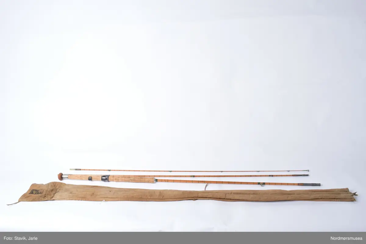 Tohånds fluestang av splitcane med originalt futeral . Grønn surring. Mesingholker til sammenføyinger. På stnagen ved håndtaket er påført innskriften "Coineseur". Denne stangtypen fra Hardy ble bare produsert ett år før den gikk ut av produksjon. Produksjonsstempel på øvre og nedre snellefeste og på endeholk: "Hard Brothers LTD Alnvick, England", "E45124", "Steel centre", "By appointment" Håndtak av kork, gummiknott i enden. Agat i øvre og nedre ring, ellers "snakerings". 