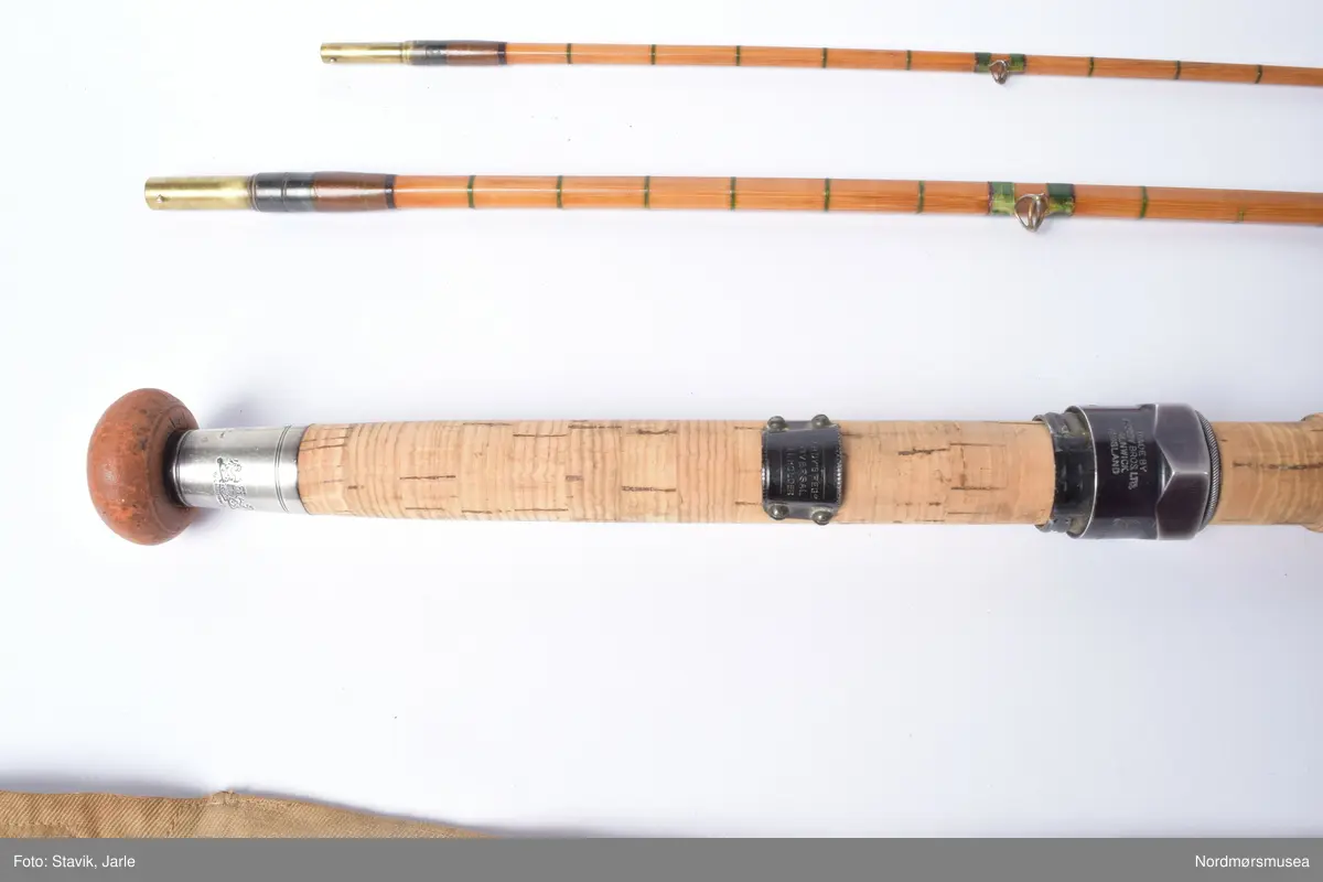Tohånds fluestang av splitcane med originalt futeral . Grønn surring. Mesingholker til sammenføyinger. På stnagen ved håndtaket er påført innskriften "Coineseur". Denne stangtypen fra Hardy ble bare produsert ett år før den gikk ut av produksjon. Produksjonsstempel på øvre og nedre snellefeste og på endeholk: "Hard Brothers LTD Alnvick, England", "E45124", "Steel centre", "By appointment" Håndtak av kork, gummiknott i enden. Agat i øvre og nedre ring, ellers "snakerings". 