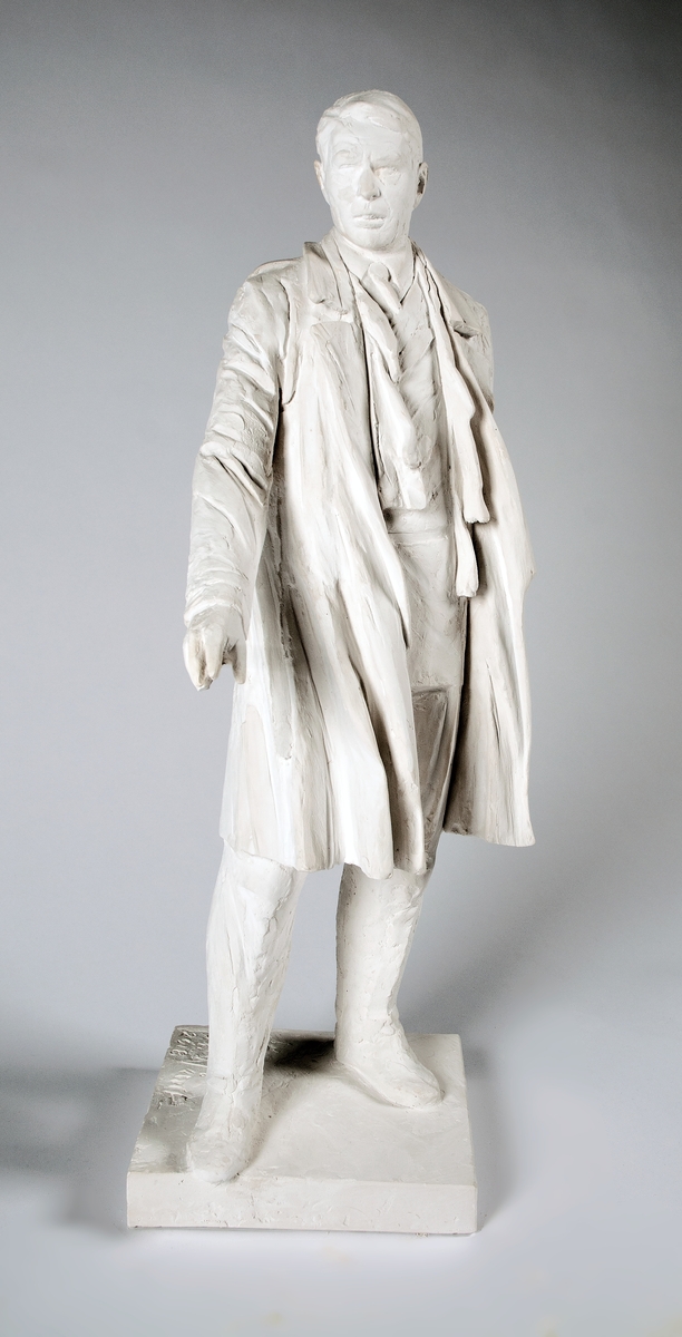 Gipsavstøpning av utkast til statue av Jens Evensen. Avstøpningen er i mindre størrelse enn originalstatuen.